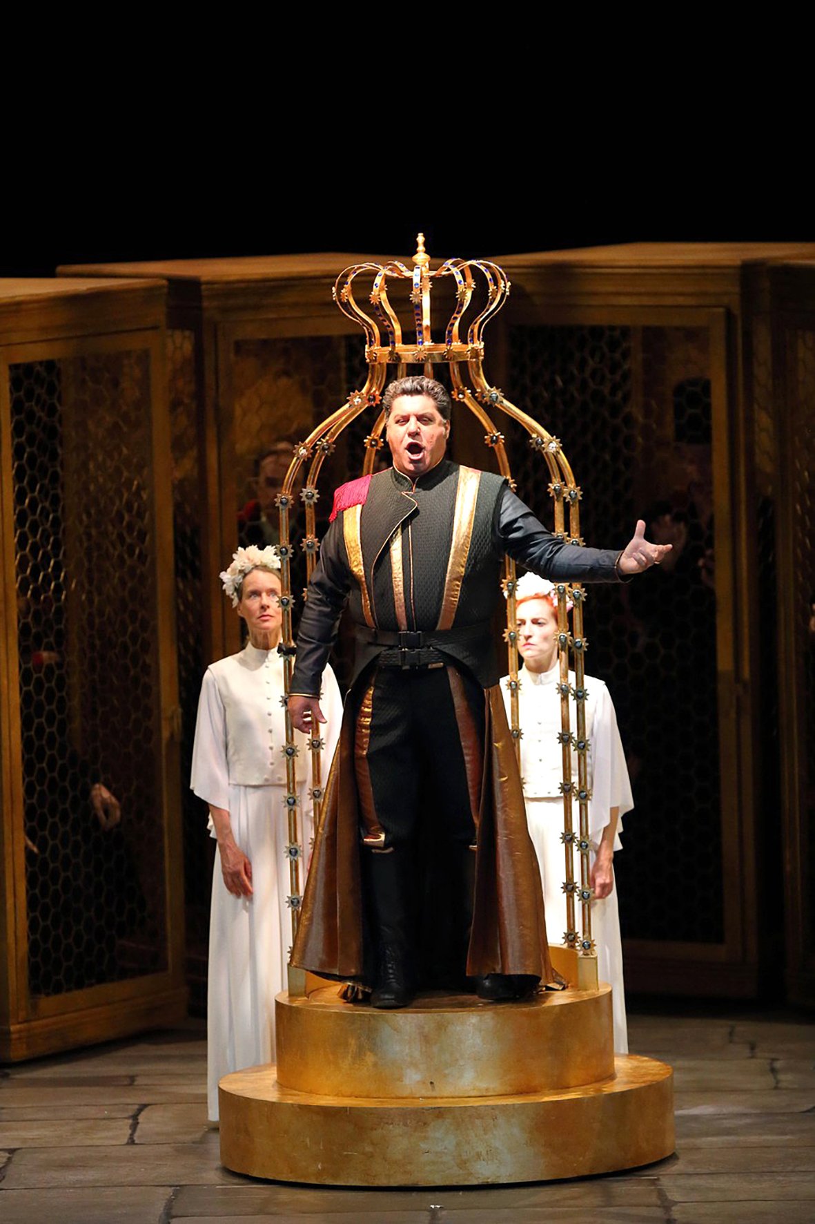 Luca Salsi (als Nabucco) während der Fotoprobe für Nabucco in der Staatsoper Unter den Linden in Berlin, 27. September 2