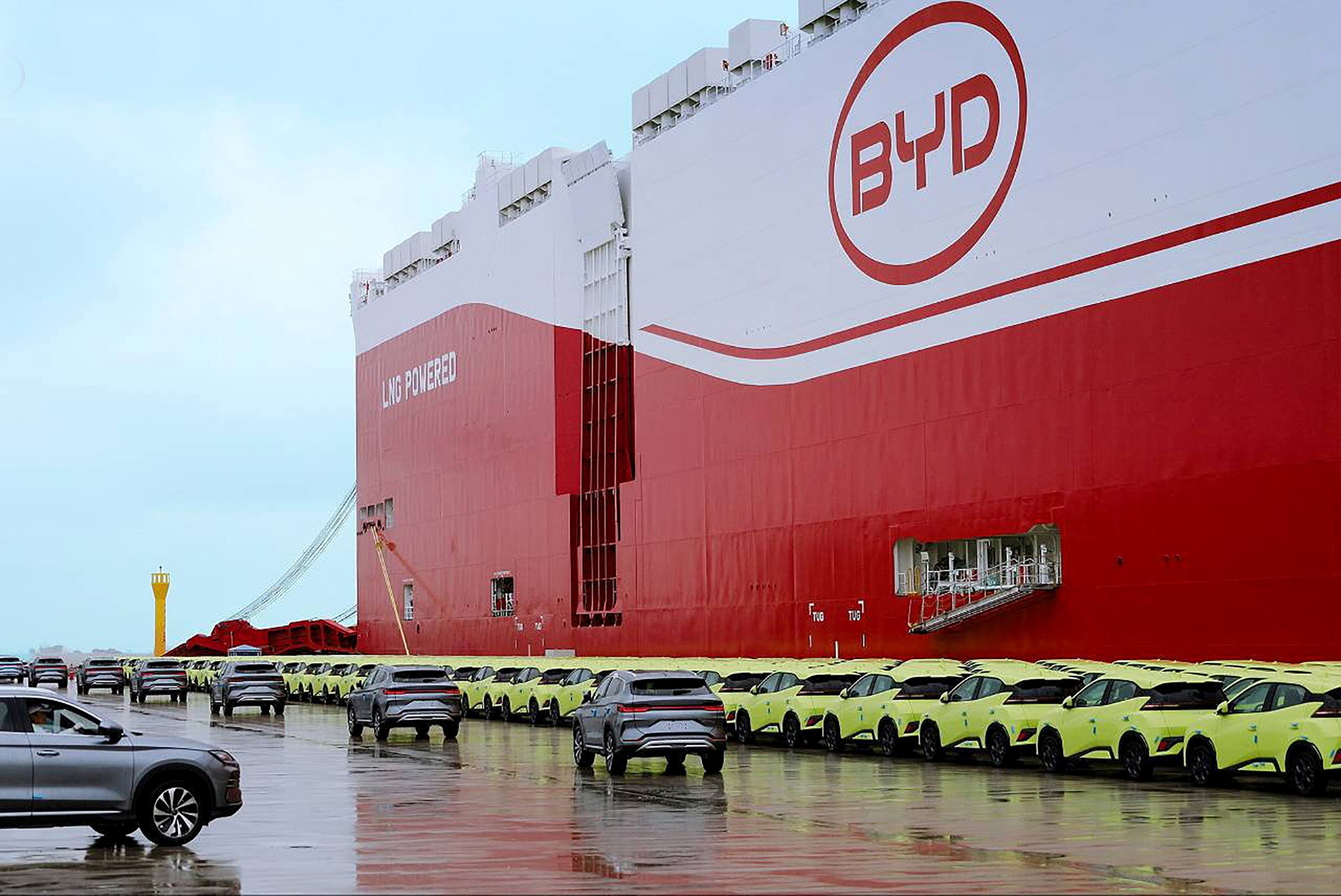 Britské bezpečnostní špičky se v elektromobilech o práci bavit nesmí. Čínská továrna na elektrické vozy BYD.
Autor: BYD / SWNS / SWNS / Profimedia