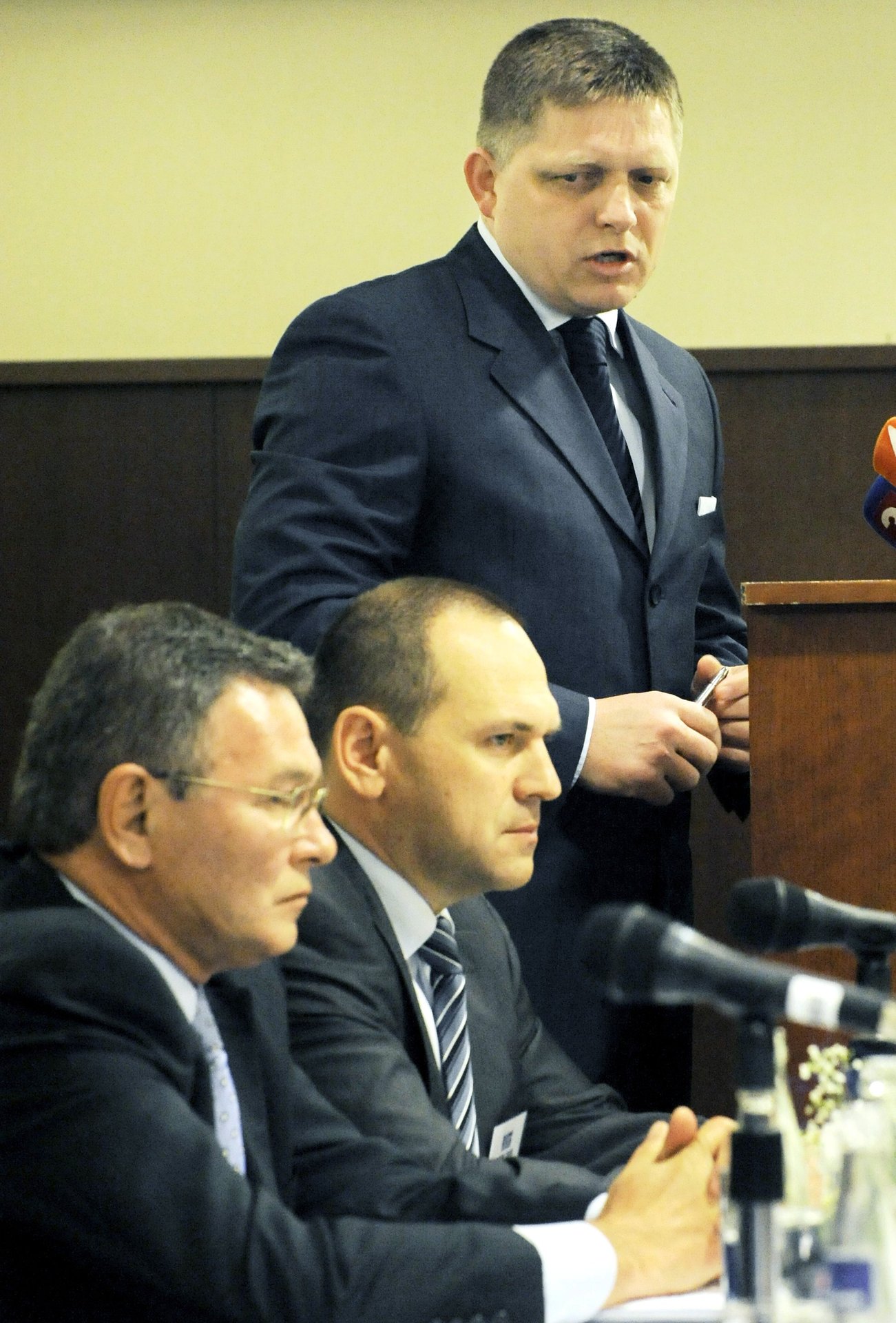Mít někoho, kdo se postará. (Ján Sabol uprostřed v roce 2009 jako místopředseda Republikové unie zaměstnavatelů) 
Autor: TASR/Profimedia