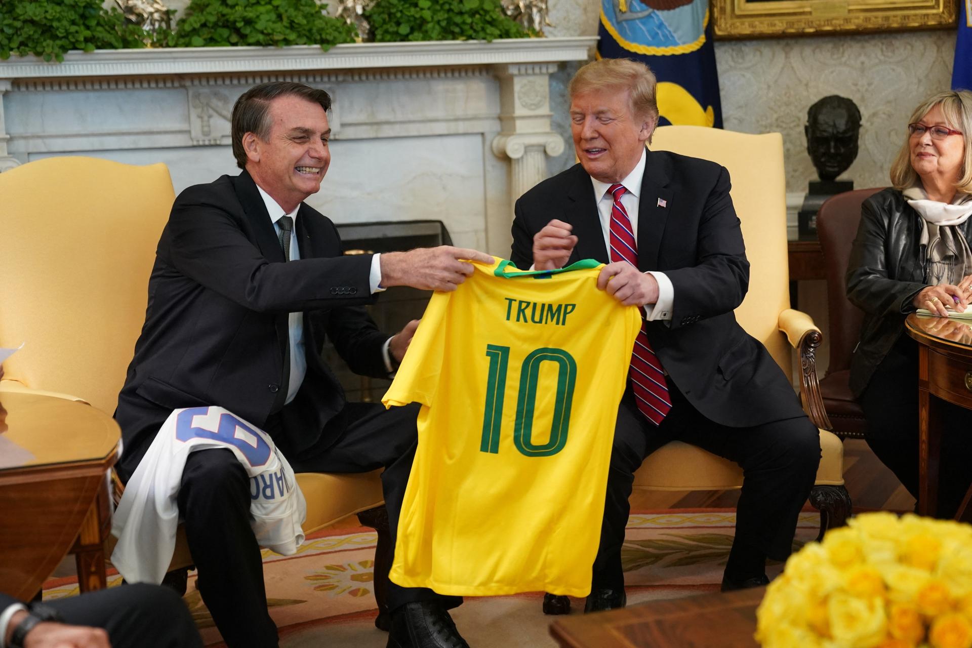Pro skvělého útočníka. (Bolsonaro a rezmp. Bílý dům, březen 2019)