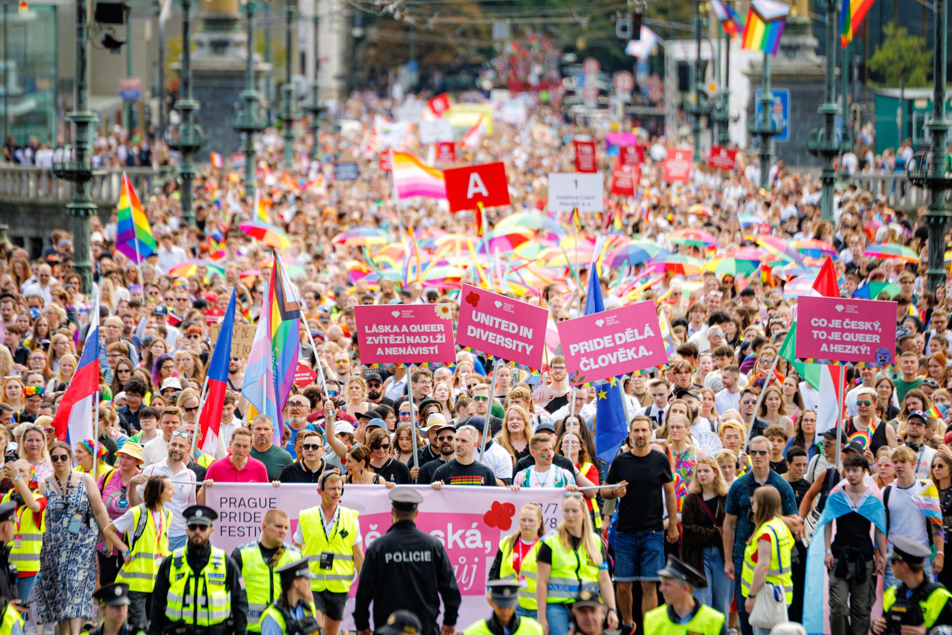 Z festivalu Prague Pride už se stala mainstreamová záležitost. (Závěrečný pochod hrdosti z Václavského náměstí na Letnou, srpen 2025) 