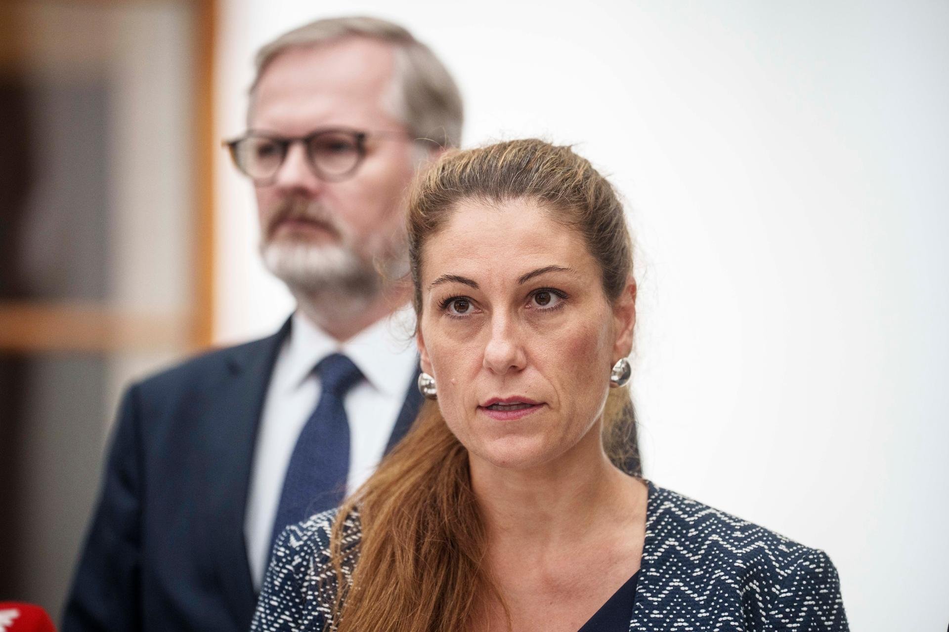 Ministryně Decroix opakuje obtížně uvěřitelnou verzi událostí kolem odchodu poradce Uhlíře. A vytváří další informační mlhu
