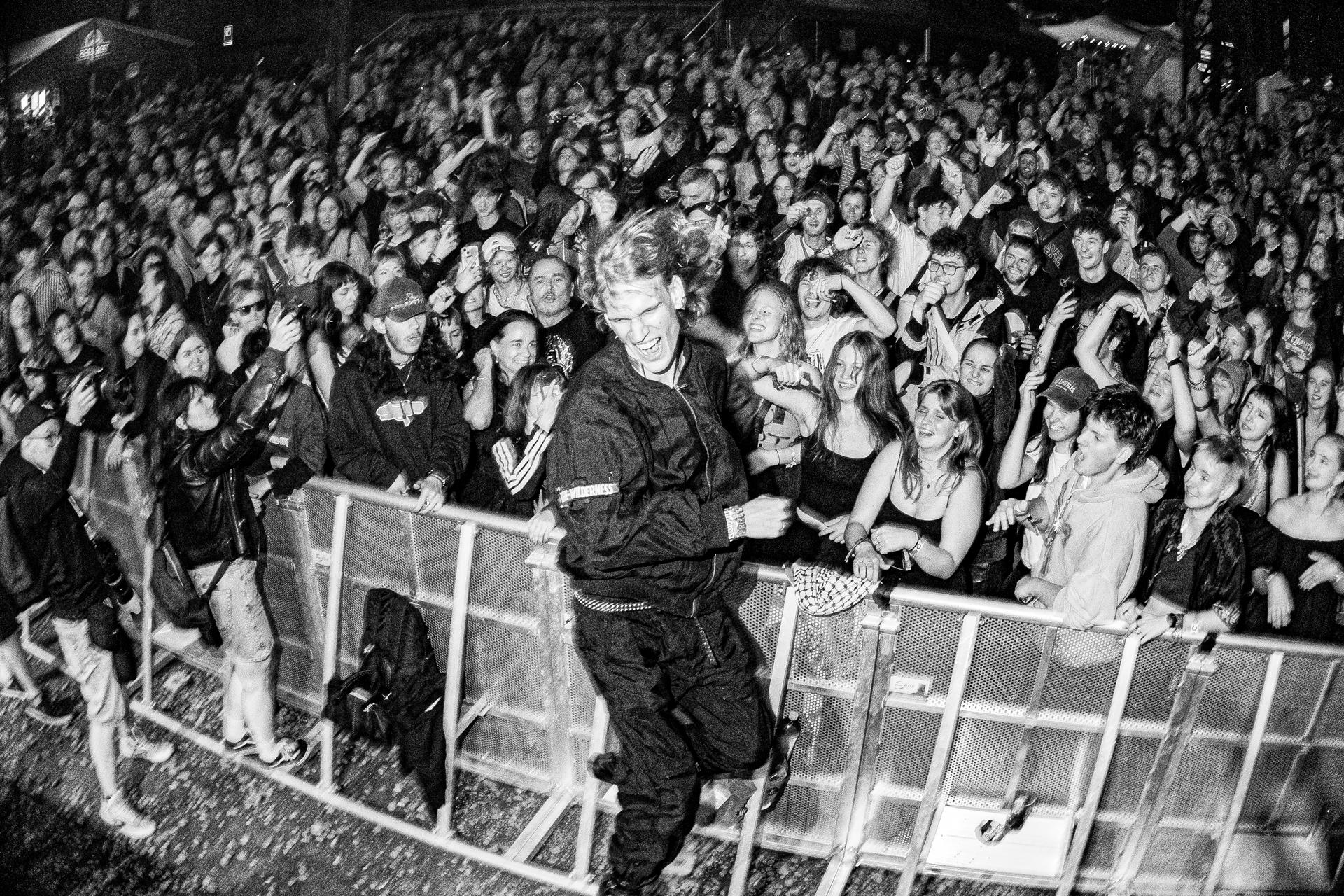 Přitahují čím dál větší pozornost mainstreamu, vyhrávají hudební ceny a oslovují festivalové davy. (Adam Dragun v rámci programu Kill Your Rap Idols na Colours of Ostrava 2025) 15