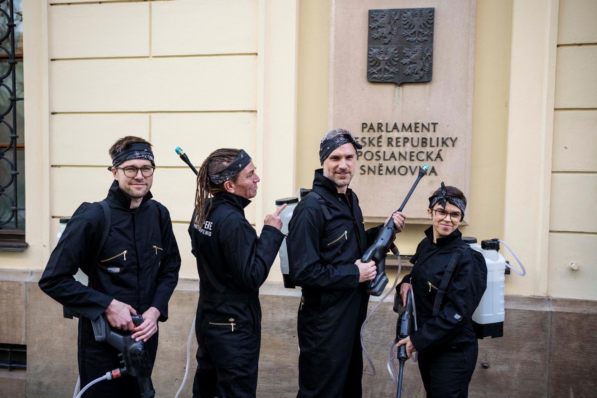 Polití živou vodou. (Piráti na happeningu před sněmovnou při hlasování o vyslovení nedůvěry vládě po bitcoinové kauze)