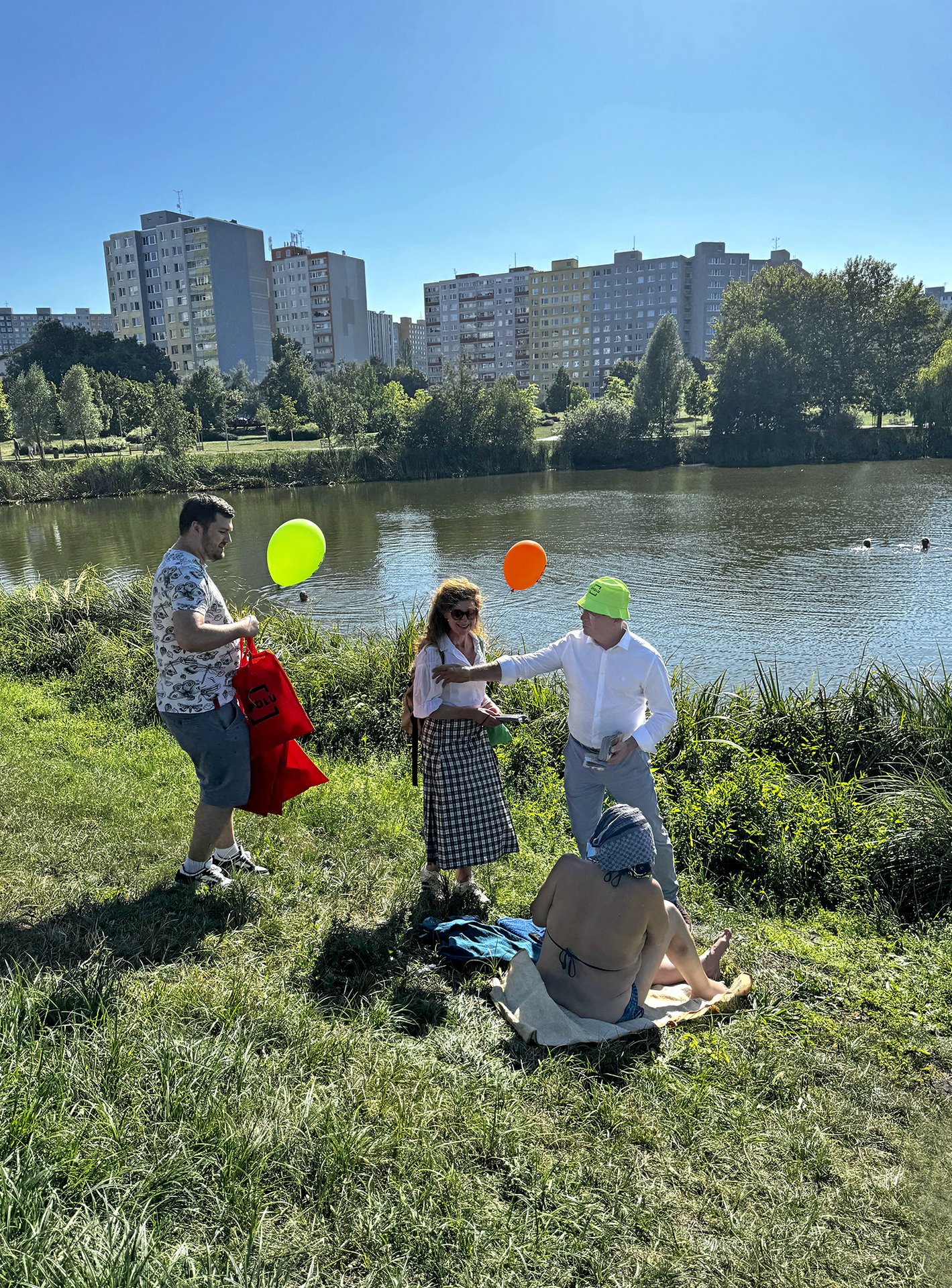 Politika ne, opalování ano. (Philipp a Comstocková během pražské kampaně Spolu)