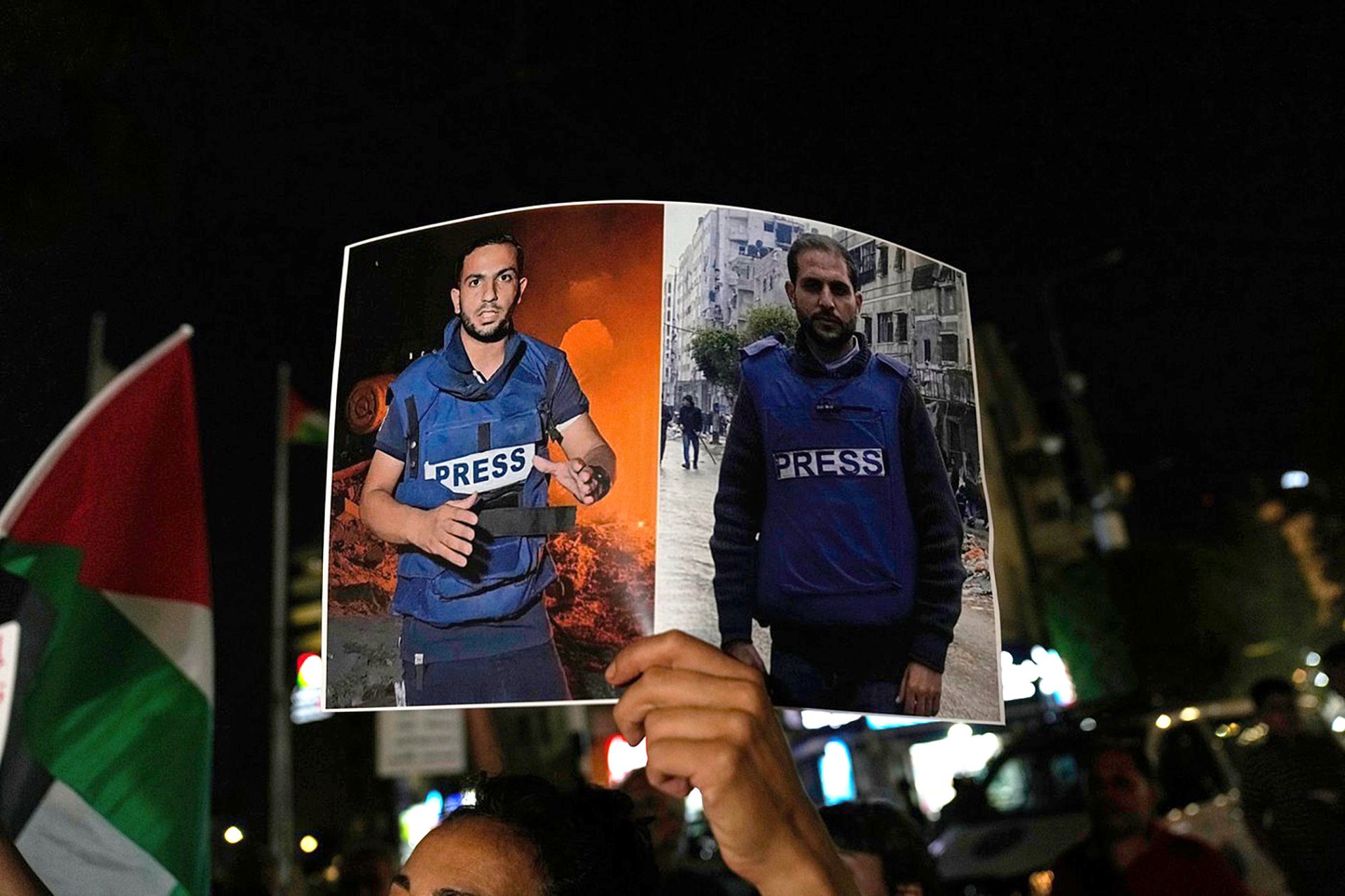 Izrael Anase Šarífa (na fotografii vlevo) označuje za teroristu Hamásu, on, jeho zaměstnavatel a profesní sdružení to považují za cílenou diskreditaci. (Demonstranti v Ramalláhu na Západním břehu Jordánu s fotkami dvou izraelskou armádou zabitých reportérů al-Džazíry.)