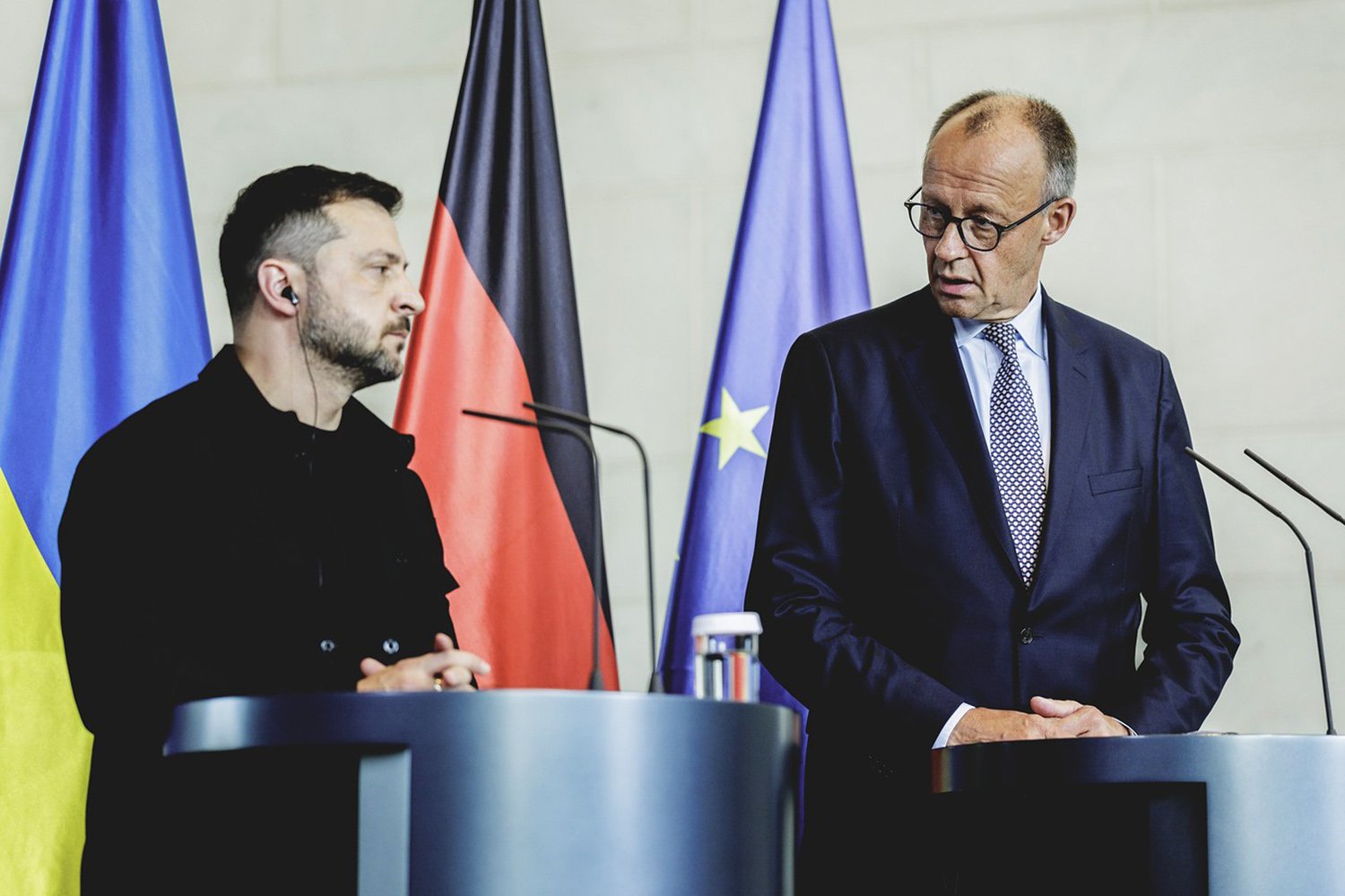Spolkový kancléř Friedrich Merz a Volodymyr Zelenskyj na tiskové konference po společné videokonferenci s americkým prezidentem před pátečním summit USA a Ruska. (Berlín, 13. srpna)