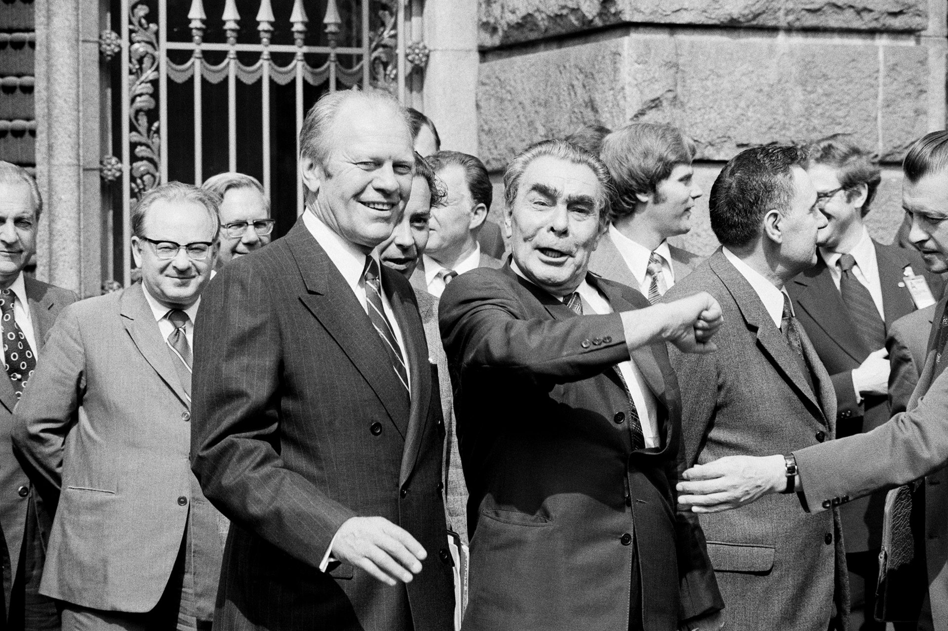 V popředí zleva americký prezident Gerald Ford a generální tajemník ÚV KSSS Leonid Brežněv; za prezidentem Fordem (v brýlích) ministr zahraničí USA Henry Kissinger. (Helsinky, 1. srpna 1975) 
Autor: Bettmann Archive