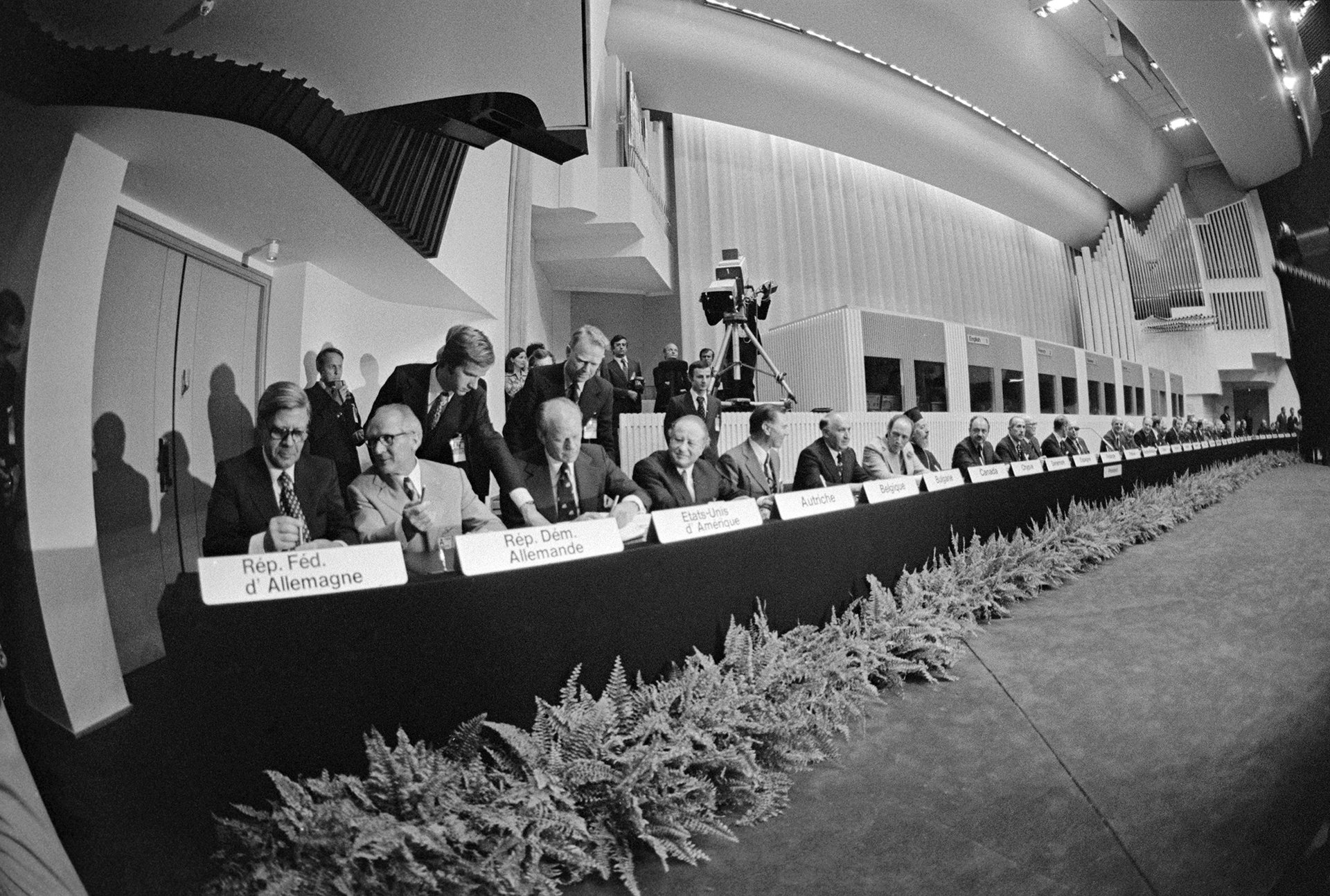 U jednoho stolu. (Zástupci 35 zemí východního i západního bloku, Helsinky, 1. srpna 1975) 
Autor: Bettmann Archive