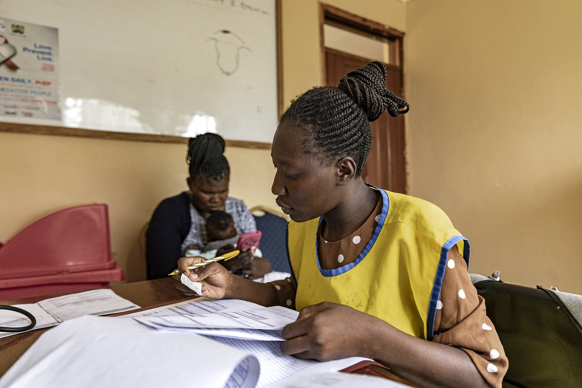 Rozčarování. Sestra na příjmu v nemocnici v keňském Kisumu, kde se po výpadku peněz z programu PEPFAR začalo nedostávat léků proti viru HIV. V Kisumu je nakaženo 17,6 procenta dospělé populace, což z města dělá jedno z nejpostiženějších míst v zemi.