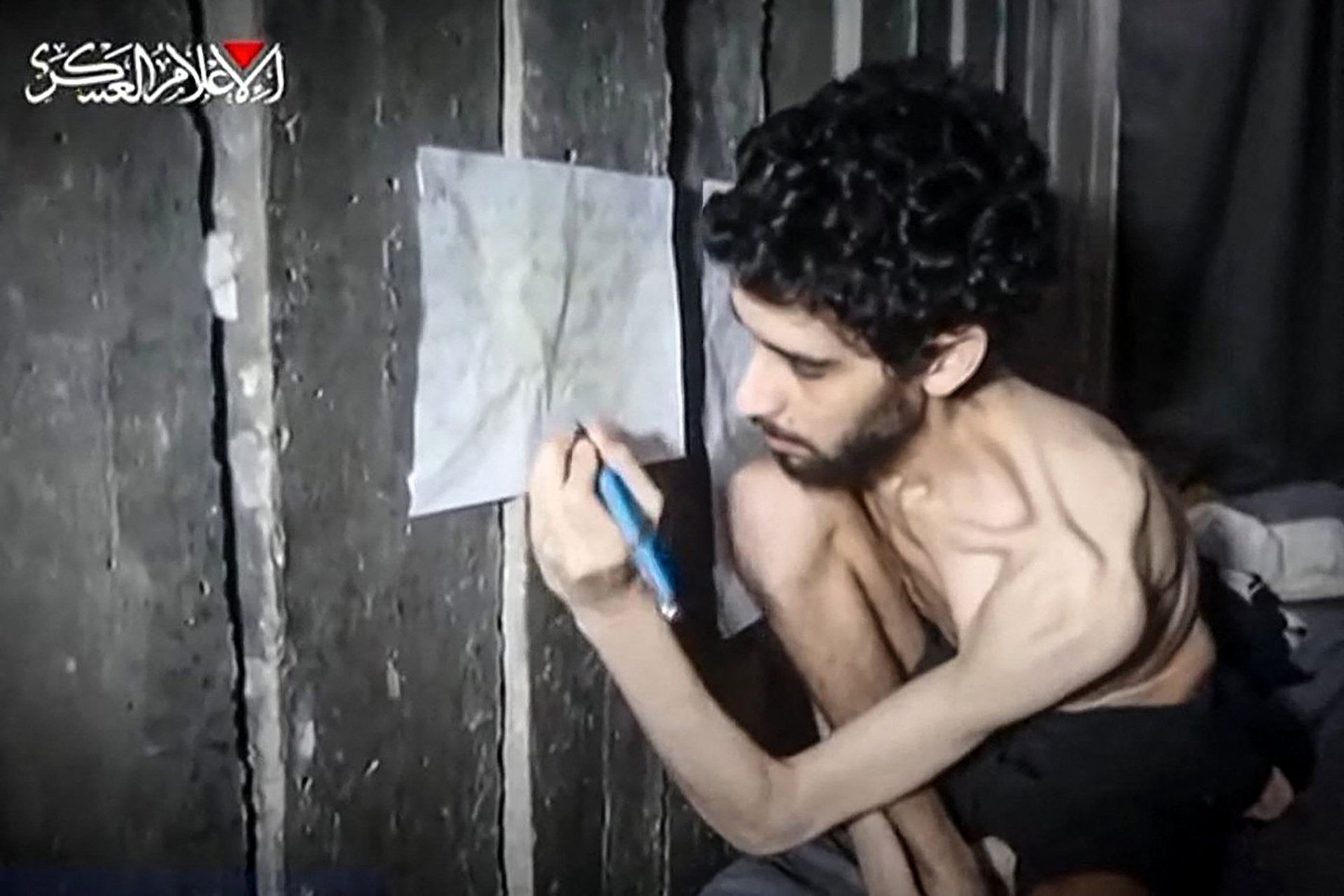 To není fikce, to je realita. (Evjatar David v tunelu pod Gazou, kam ho unesli teroristé, snímek je z videa zveřejněného nedávno Hamásem) 