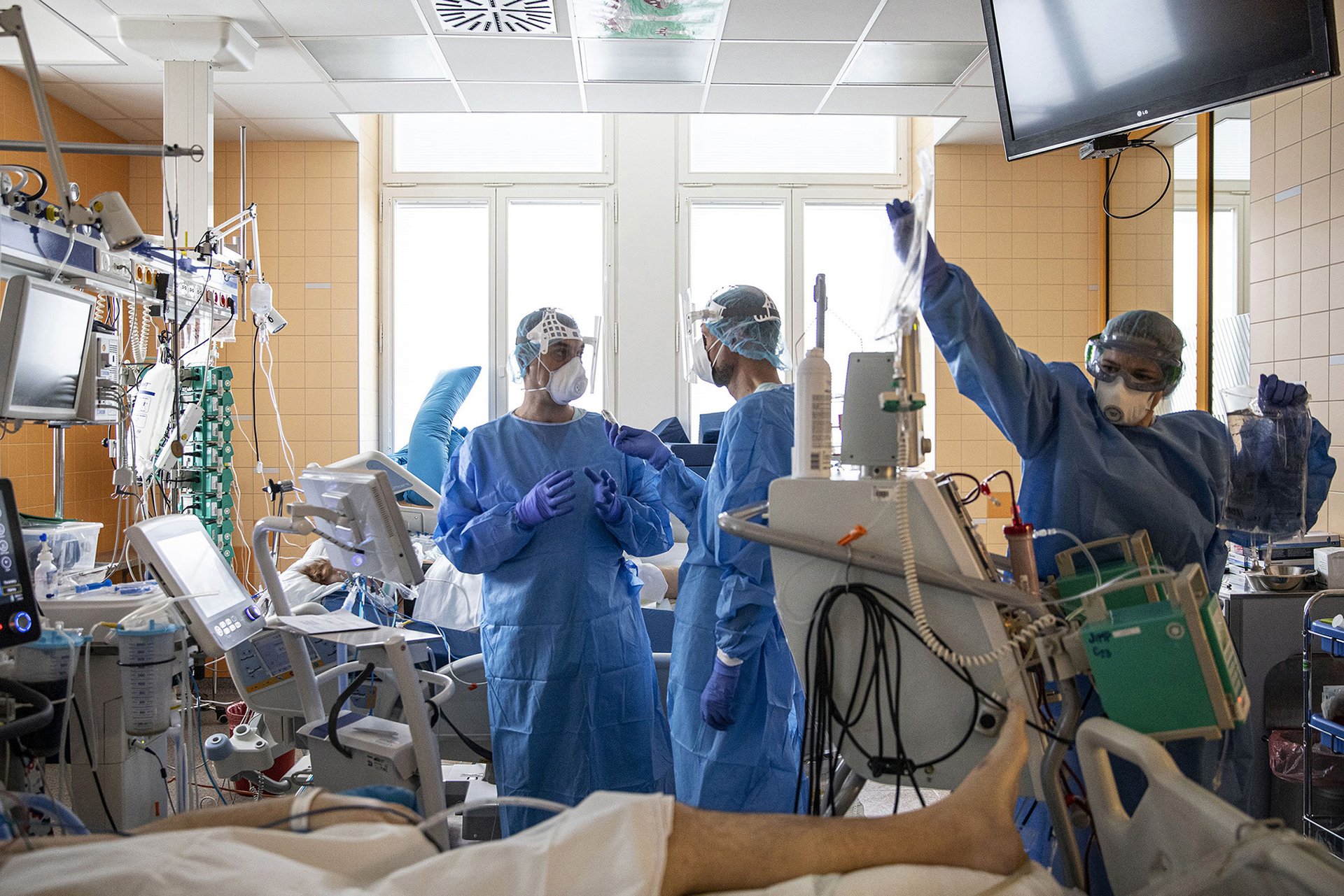 Pět tisíc dýchacích přístrojů na sto tisíc nakažených. Nebylo nad čím váhat. 
Autor: Milan Jaroš