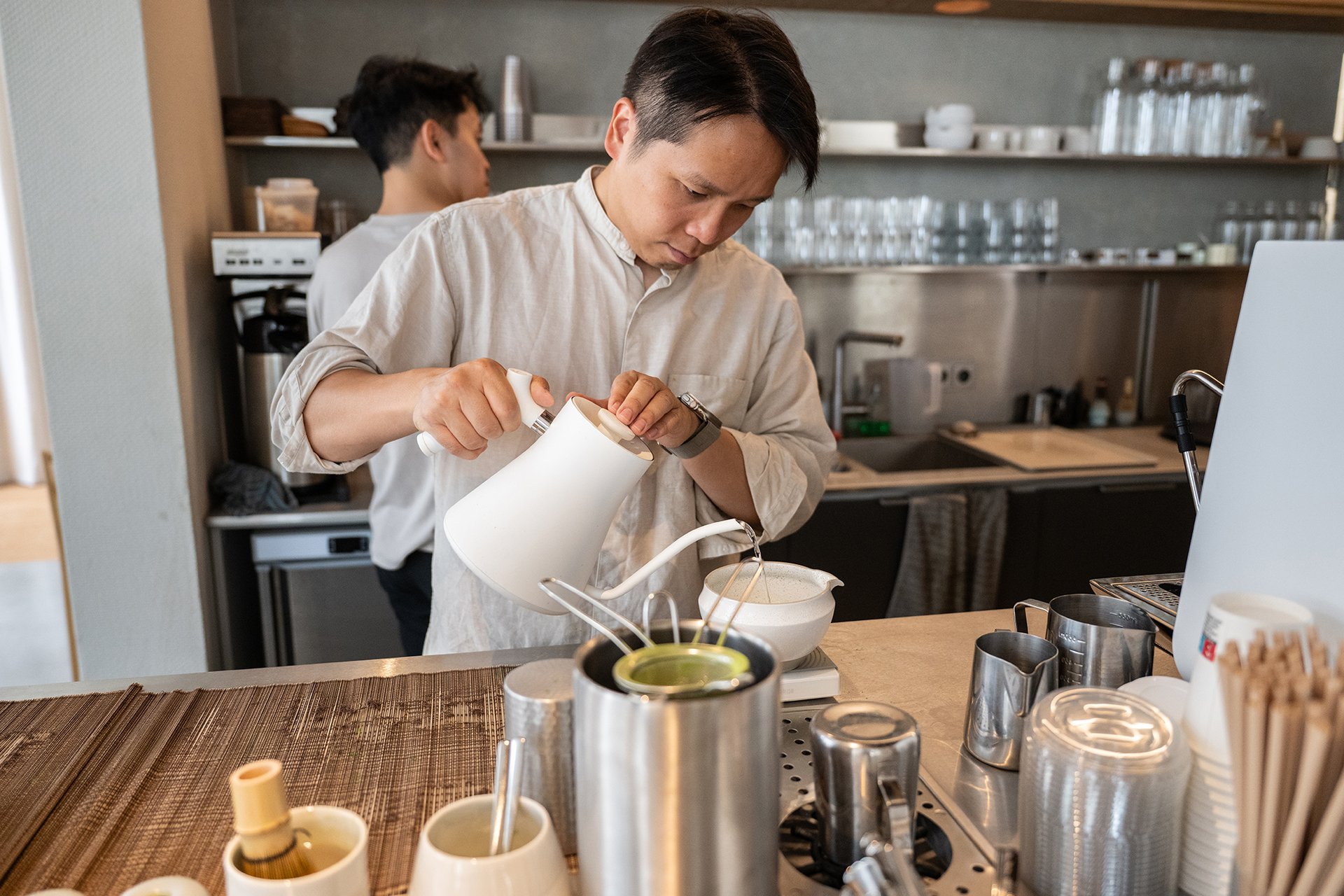 Lukáš Le (na fotografii) se sestrou Annou otevřeli v Praze asijskou kavárnu Sensu cafe. Původně se nechtěli profilovat jako matcha podnik, ale nakonec se s nálepkou “svezli”. 