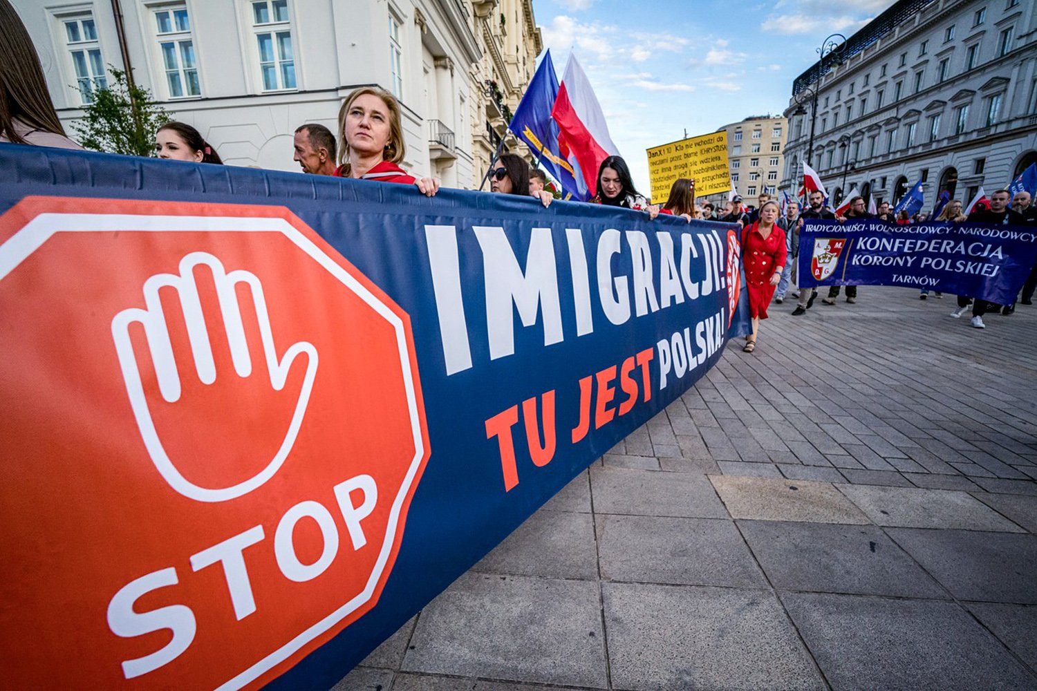 Na slovech o tom, že stát Ukrajince jaksi nejasně preferuje před domorodci, se vyhrávají volby. (Demonstrace proti imigrantům ve Varšavě)