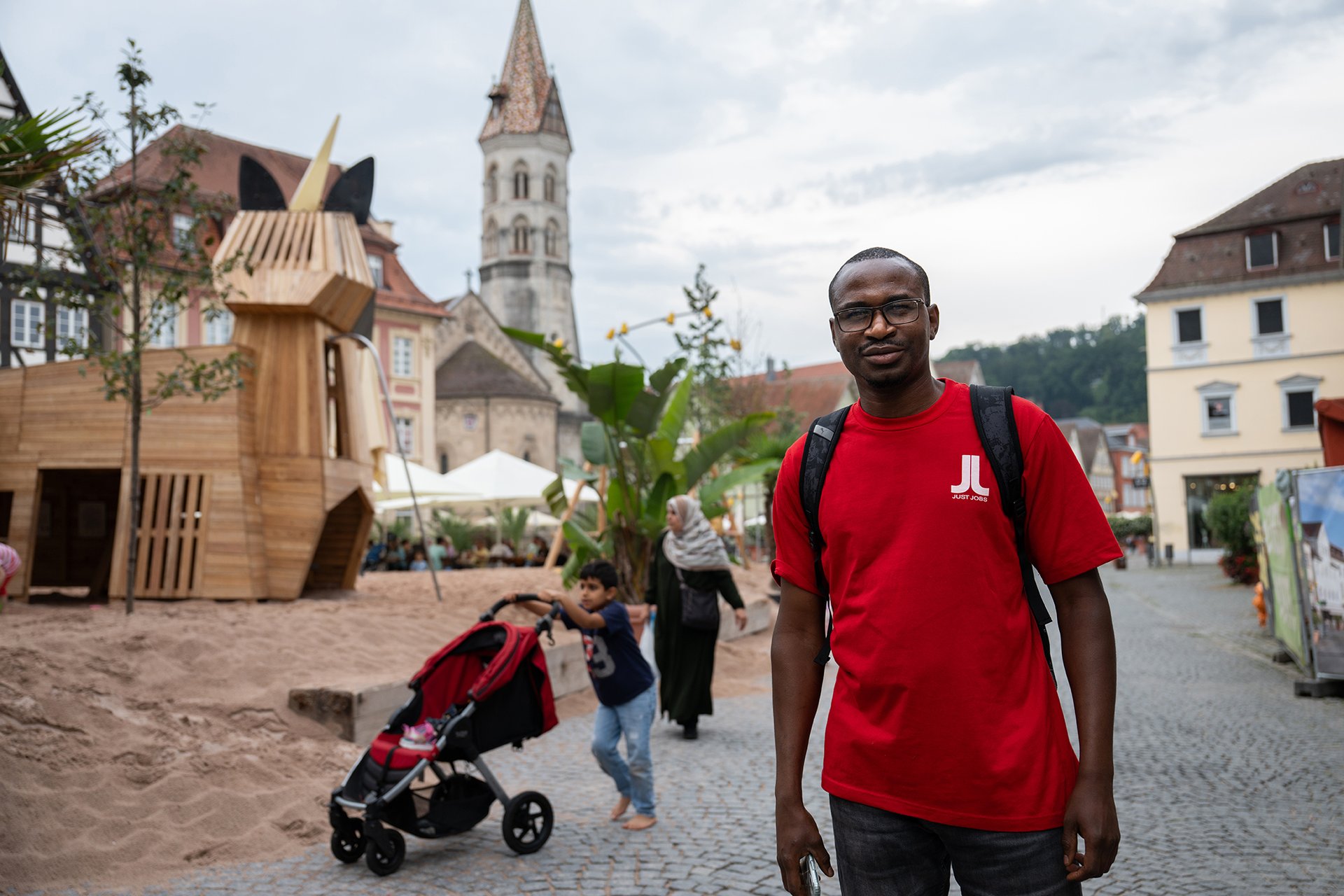 Alfa Souare z Guineje přišel do Německa před deseti lety legálně: našel si rok civilní služby v pečovatelském domě, naučil se jazyk, našel zaměstnání a zůstal. Dnes pracuje v logistické firmě a říká: „Cítím se tu vítaný, z nějakých osmdesáti procent už jsem myslím integraci zvládl. Poslední zhruba čtyři roky cítím, že tohle je můj domov.“
Autor: Matěj Stránský