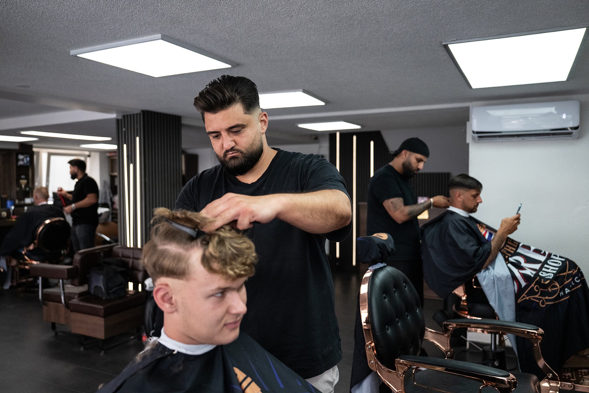 „Vytvořil jsem si nový život, do Sýrie pojedu už jen na dovolenou za rodiči,“ říká holič Ahmad. Do Německa přišel přesně před deseti lety, cítí se vítaný a nárůst nacionalismu nepocítil.
Autor: Matěj Stránský