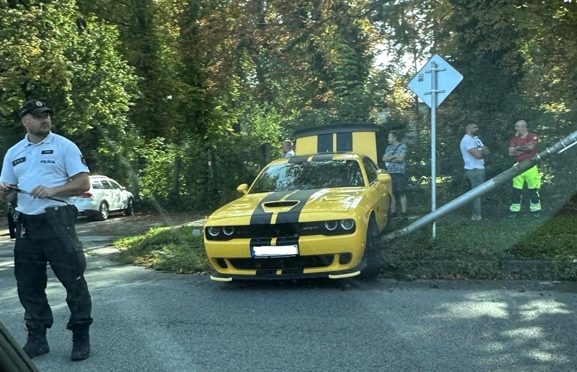 Ředitel SIS Pavol Gašpar havaroval ve svém žlutém sportovním autě. 