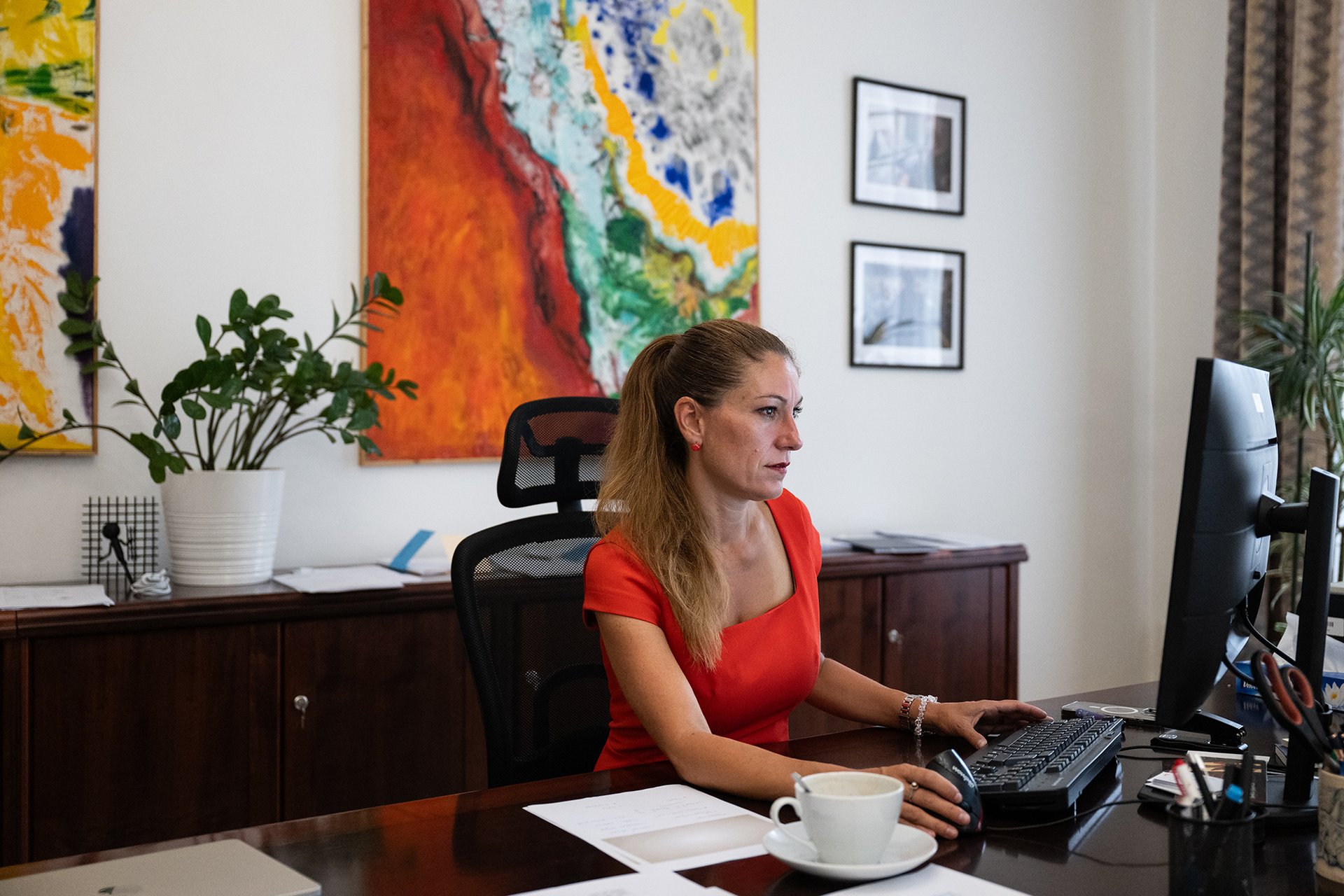 Stát má miliardu, ale asi není úplně čistá. (Eva Decroix ve své pracovně na ministerstvu spravedlnosti)