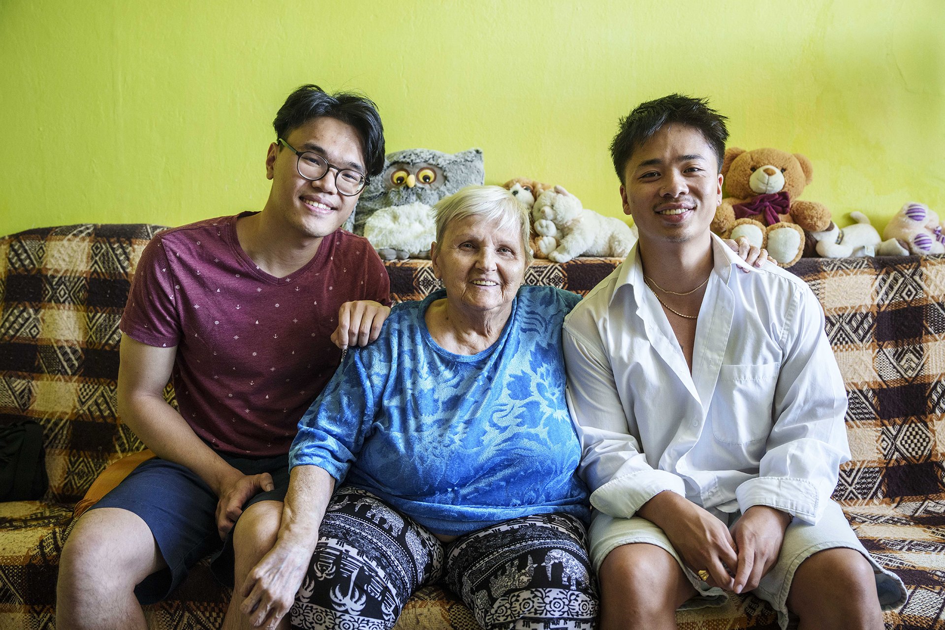 Babička nás vyzvedla po škole a pak se o nás starala do večera, než rodiče zavřeli stánek. (Minh Doan, Božena Kočová, Viet Duong)