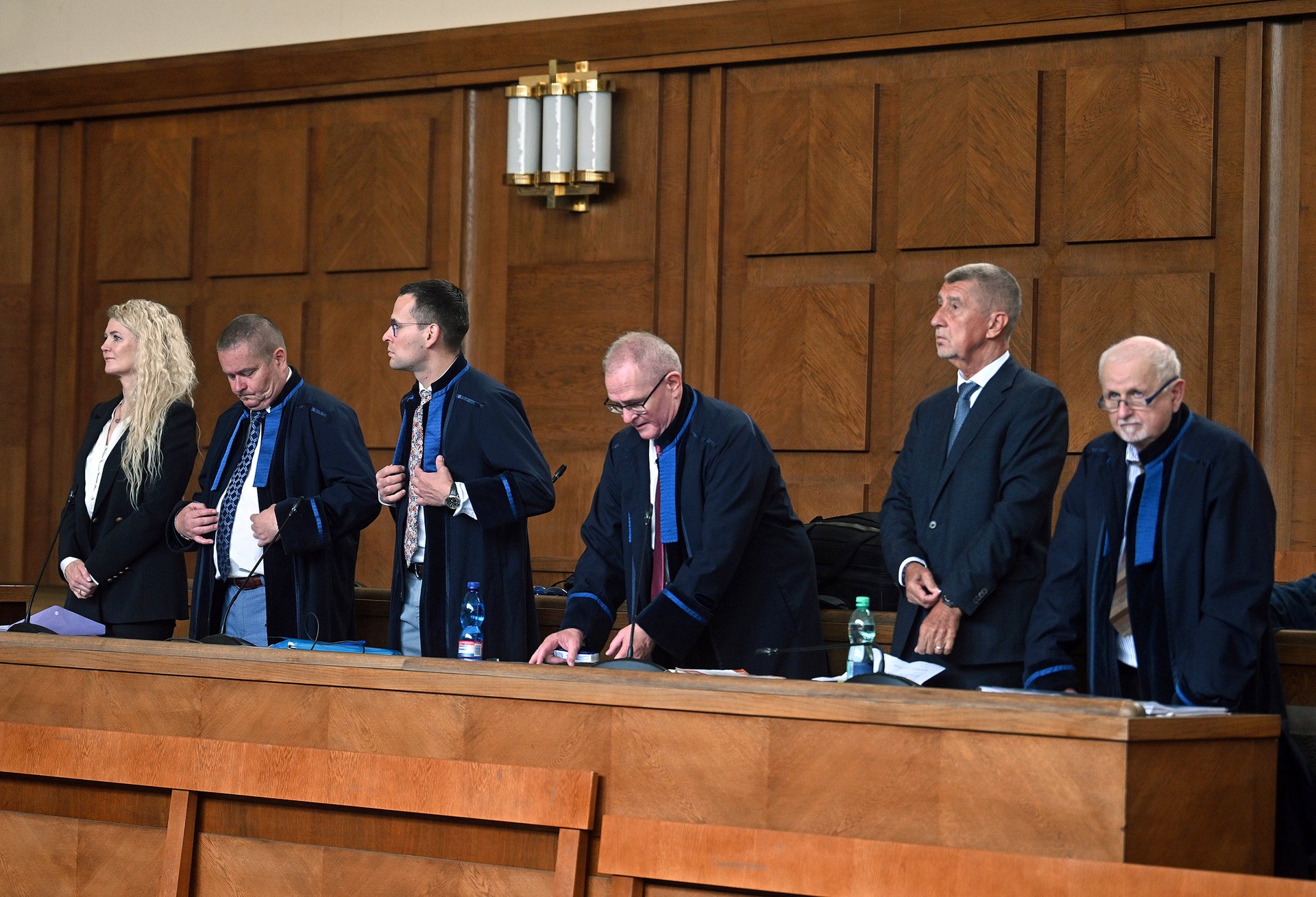 Nevinní, ale na jak dlouho? (Vlevo Jana Nagyová, vpravo Andrej Babiš u Vrchního soudu v Praze, 26. května 2025)
Autor: ČTK / Říhová Michaela