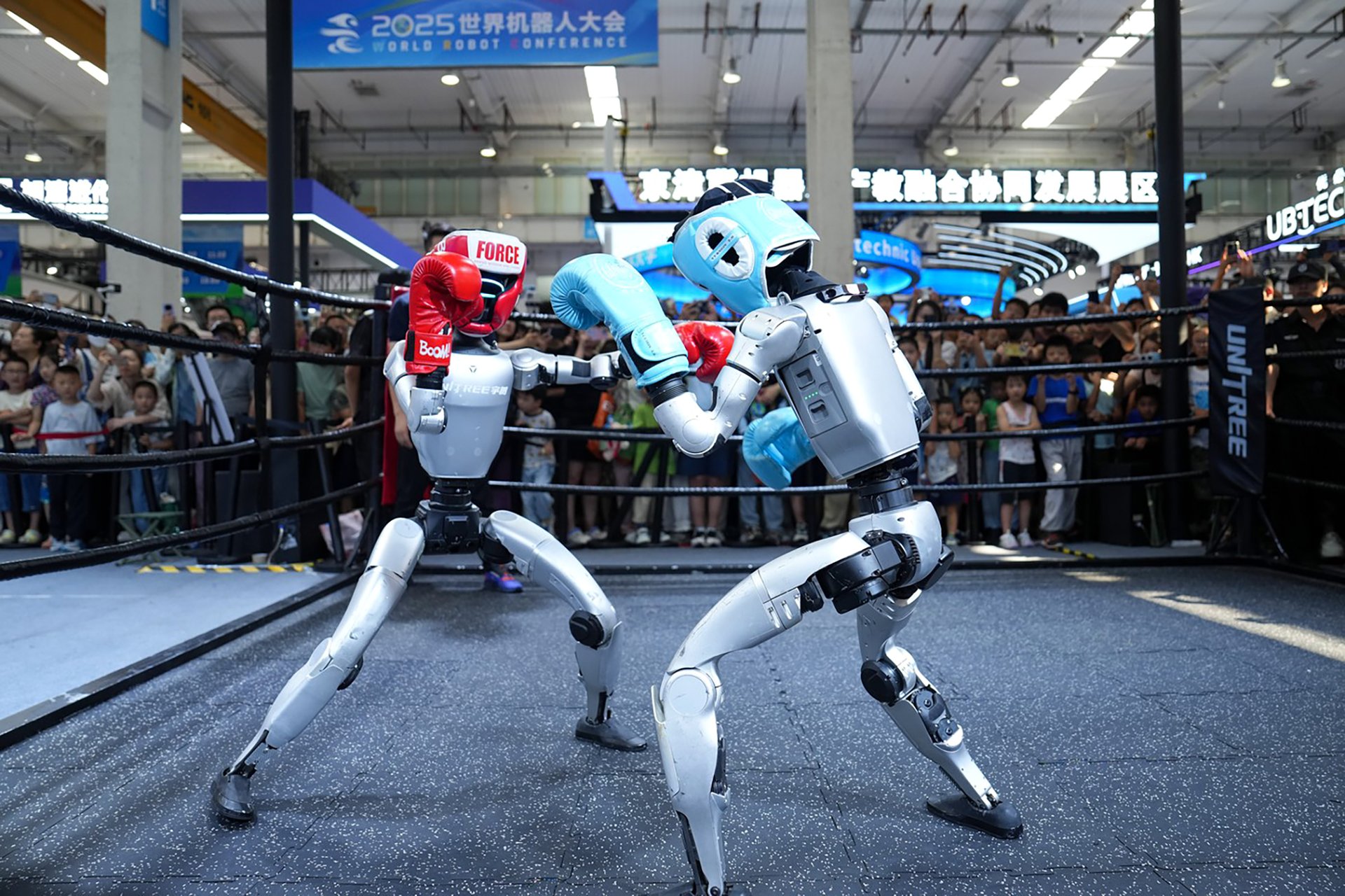 Mistrovství robotů. Roboty firmy Unitree spolu soupeří během velké konference k robotice v Pekingu, srpen 2025
