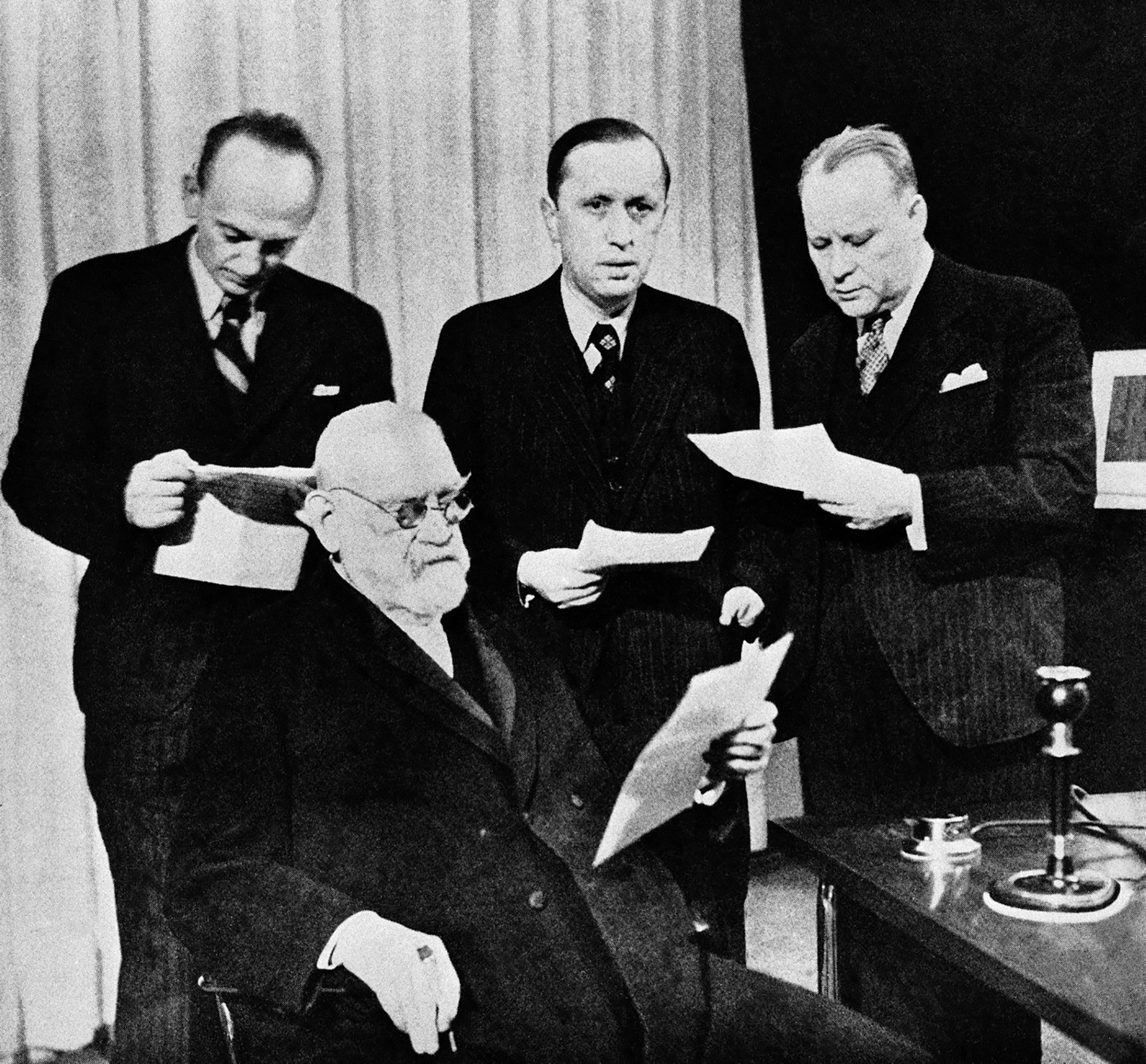 Československé rozhlasové stanice vysílaly na Štědrý den roku 1937 poselství míru celému světu. (Sedící František Křižík, nad ním uprostřed Karel Čapek)
Autor: ČTK /