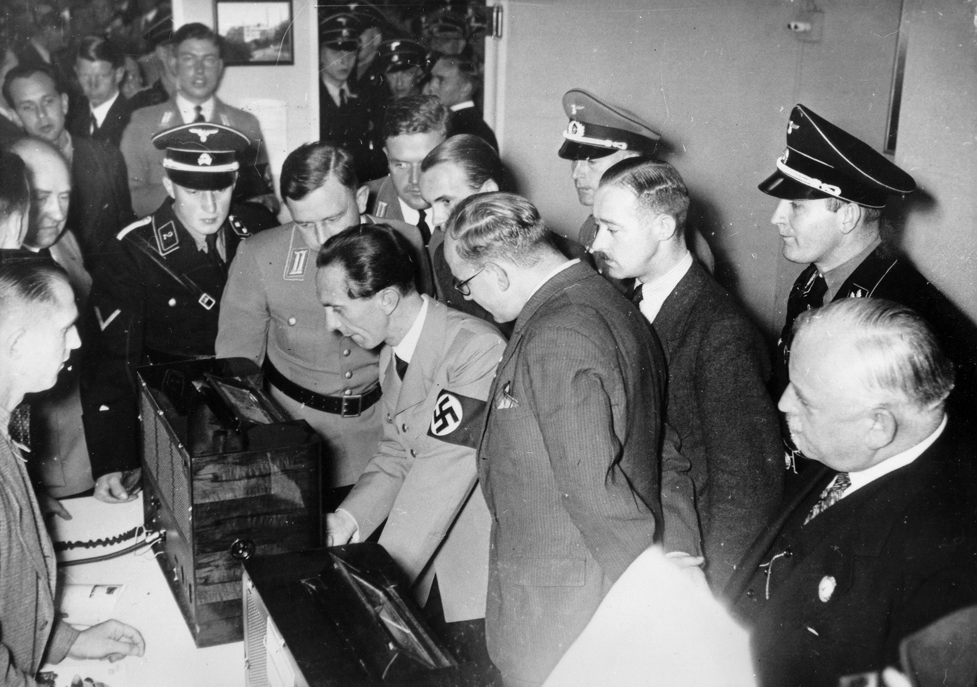 „V době, když říšskoněmecký rozhlas prohlásil ústy svého ministra propagandy Goebbelse, že německý rozhlas musí být odshora dolů orientován hakenkrajclersky, je neutralita přímo škodlivá." (Z deníku Přítomnost)
Autor: ullstein bild via Getty Images