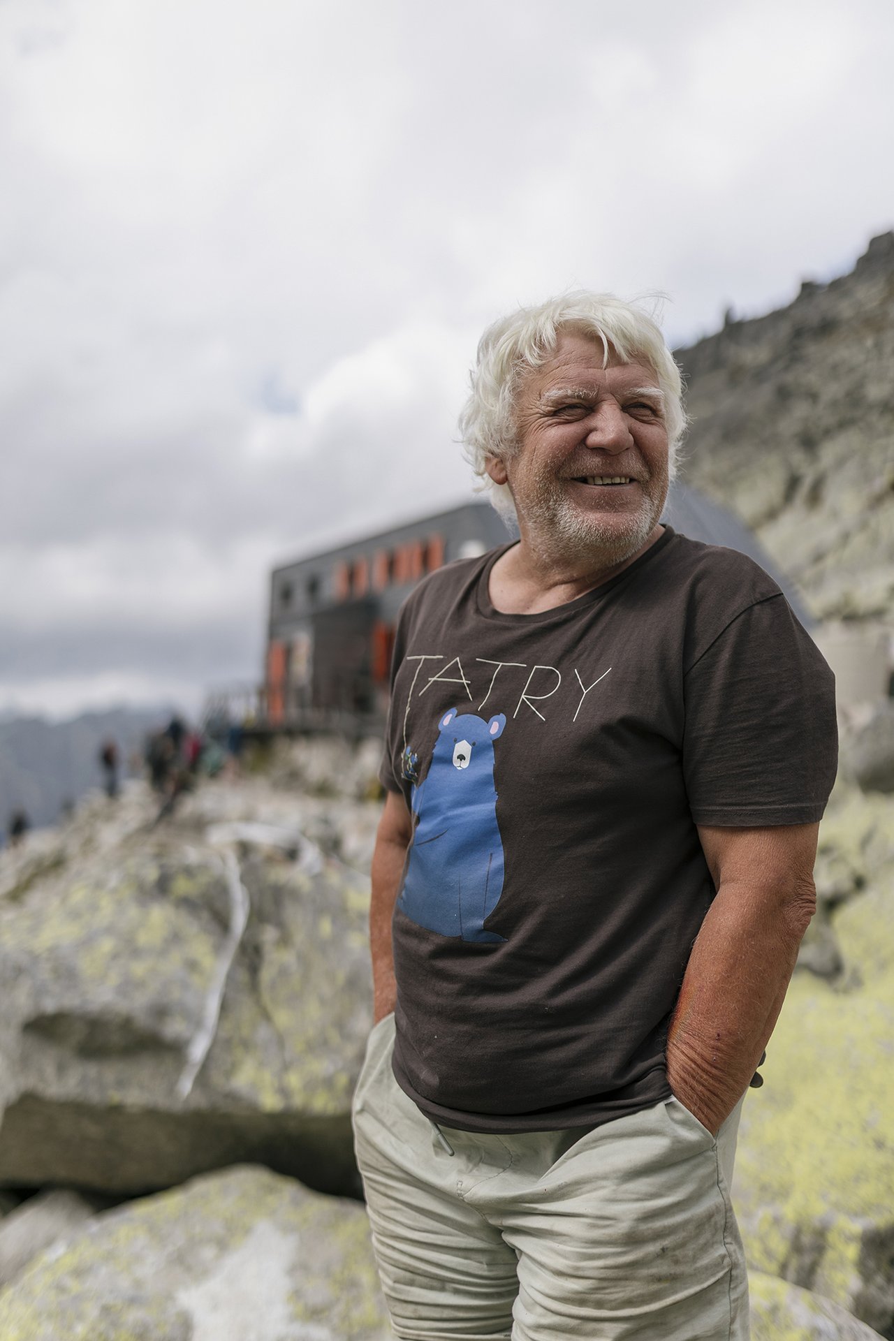  V horách nemůžeš být moc romantik. (Viktor Beránek před Chatou Pod Rysmi v Tatrách, kde už skoro půl století dělá chataře)