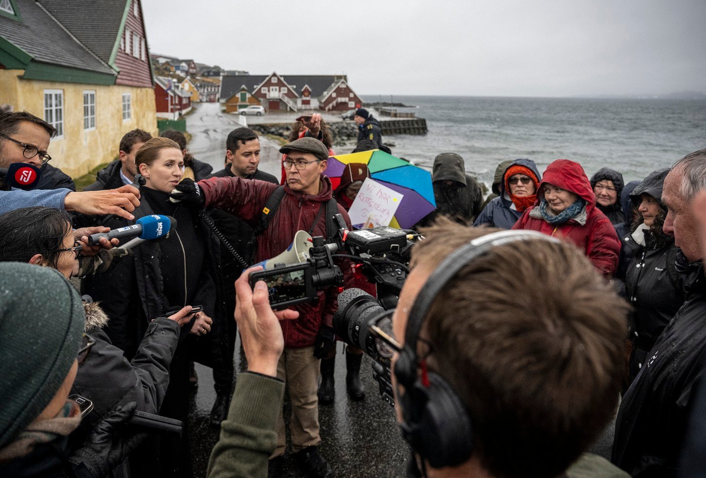 Protest během návštěvy dánské premiérka Mette Frederiksen v grónkém hlavním městě Nuuk v roce 2023