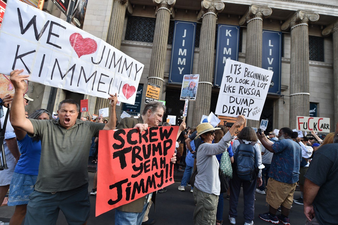 Protest proti zrušení pořadu Jimmyh Kimmela