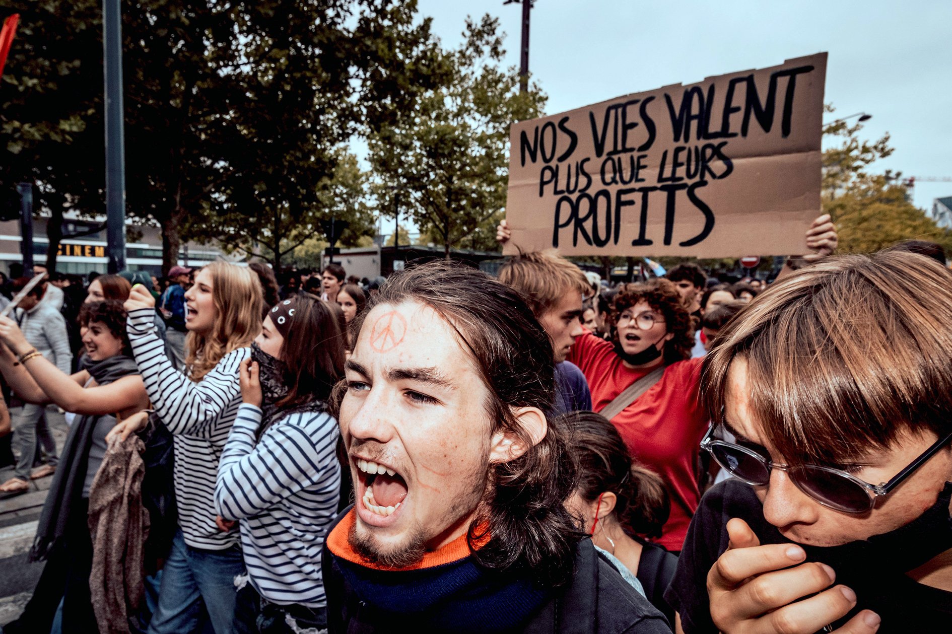 „Naše životy mají větší hodnotu než jejich zisky.“ (Protesty ve Francii)
