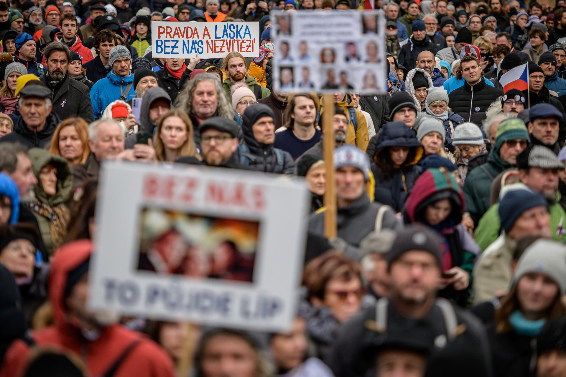 Demokracie umírá pomalu a nenápadně. Jak poznat 4 hlavní znaky, které ji ohrožují