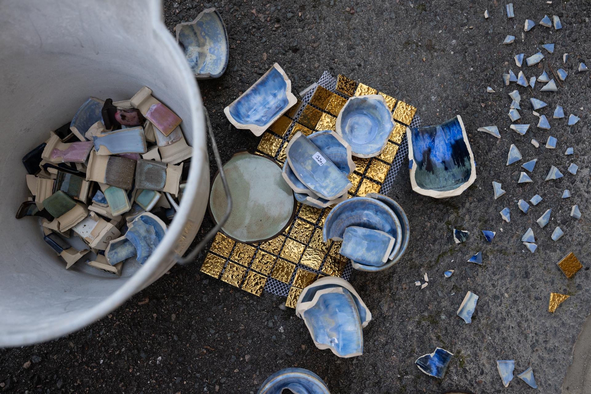 Materiál si kupuje sám, čím dál častěji mu jej ale darují lidé – nepotřebné dlaždice nebo třeba nepovedené keramické hrníčky. 
Autor: Matěj Stránský