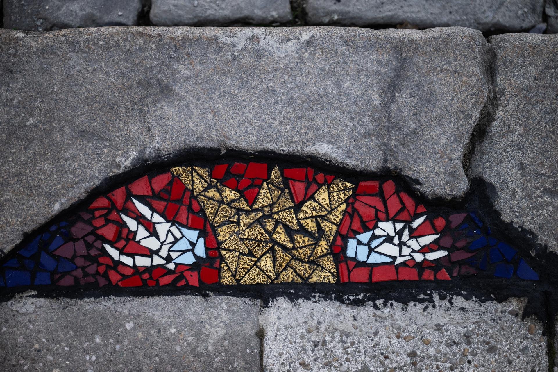 Díra v obrubníku zřejmě zůstala po odstraněném víku kanálu. Teď ji zdobí obraz. 
Autor: Matěj Stránský