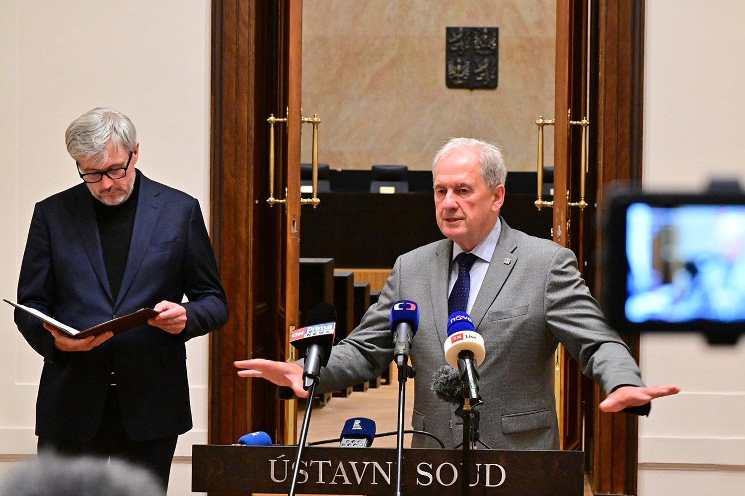 Milan Hulmák, ústavní soudce, Josef Baxa, předseda, Ústavní soud (ÚS)
Autor: ČTK / Šálek Václav