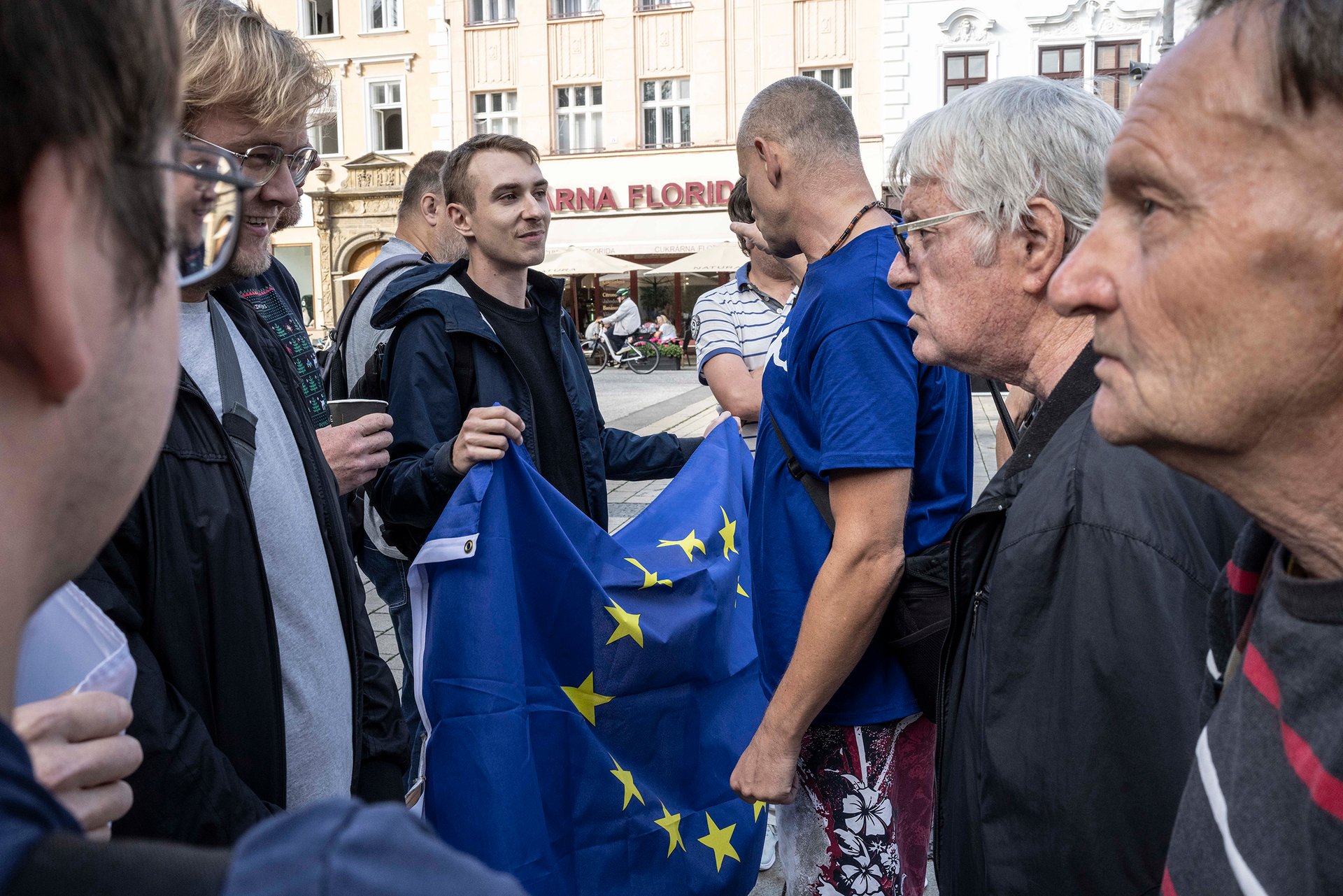 My chceme v Evropské unii zůstat. My chceme odejít. (Střet mladých lidí s voliči Stačilo!)
Autor: Milan Jaroš