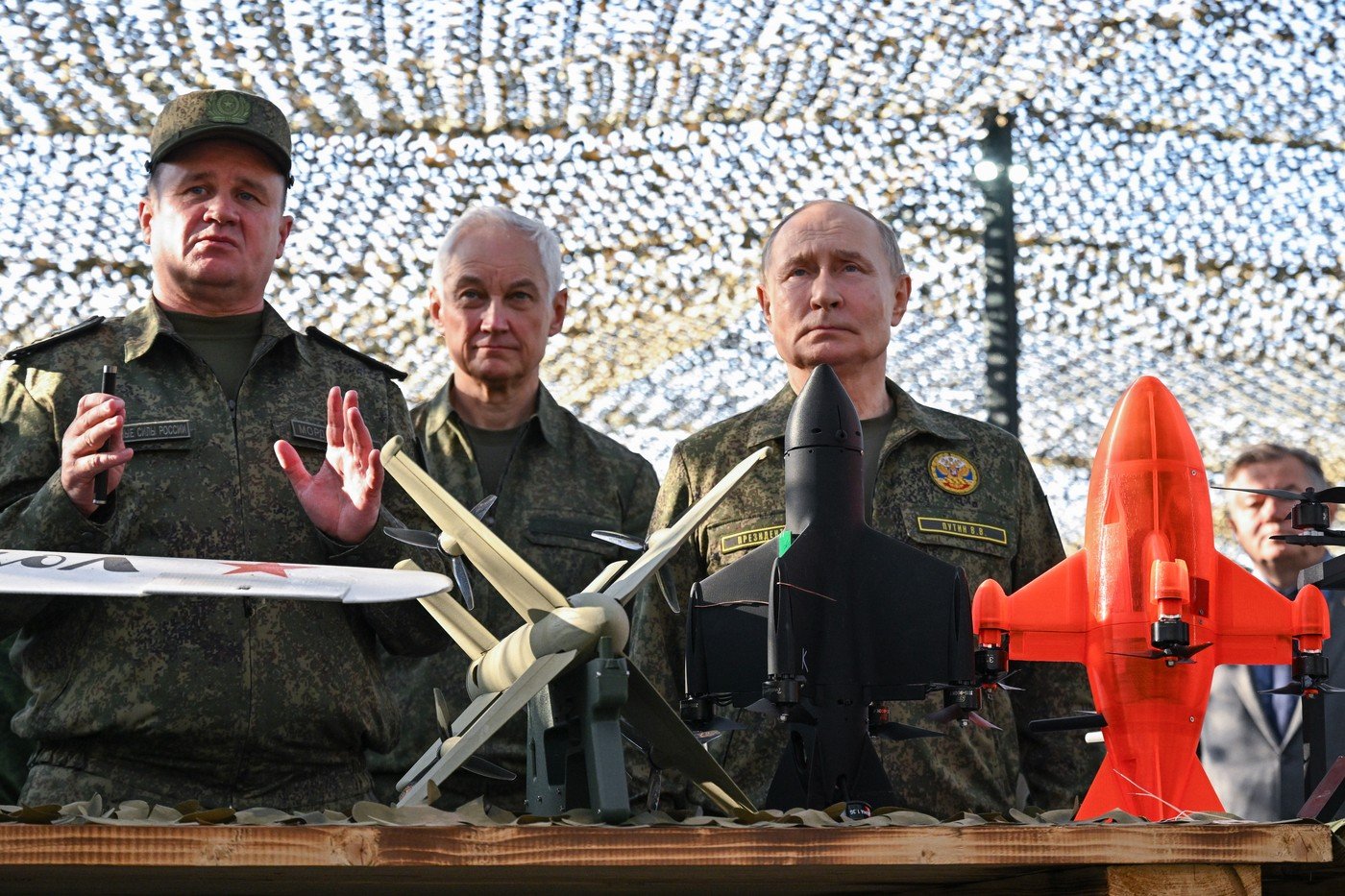 Říkal jste, kolik budeme chtít. (Vladimir Putin na návštěvě vojenské jednotky v ruském vnitrozemí)