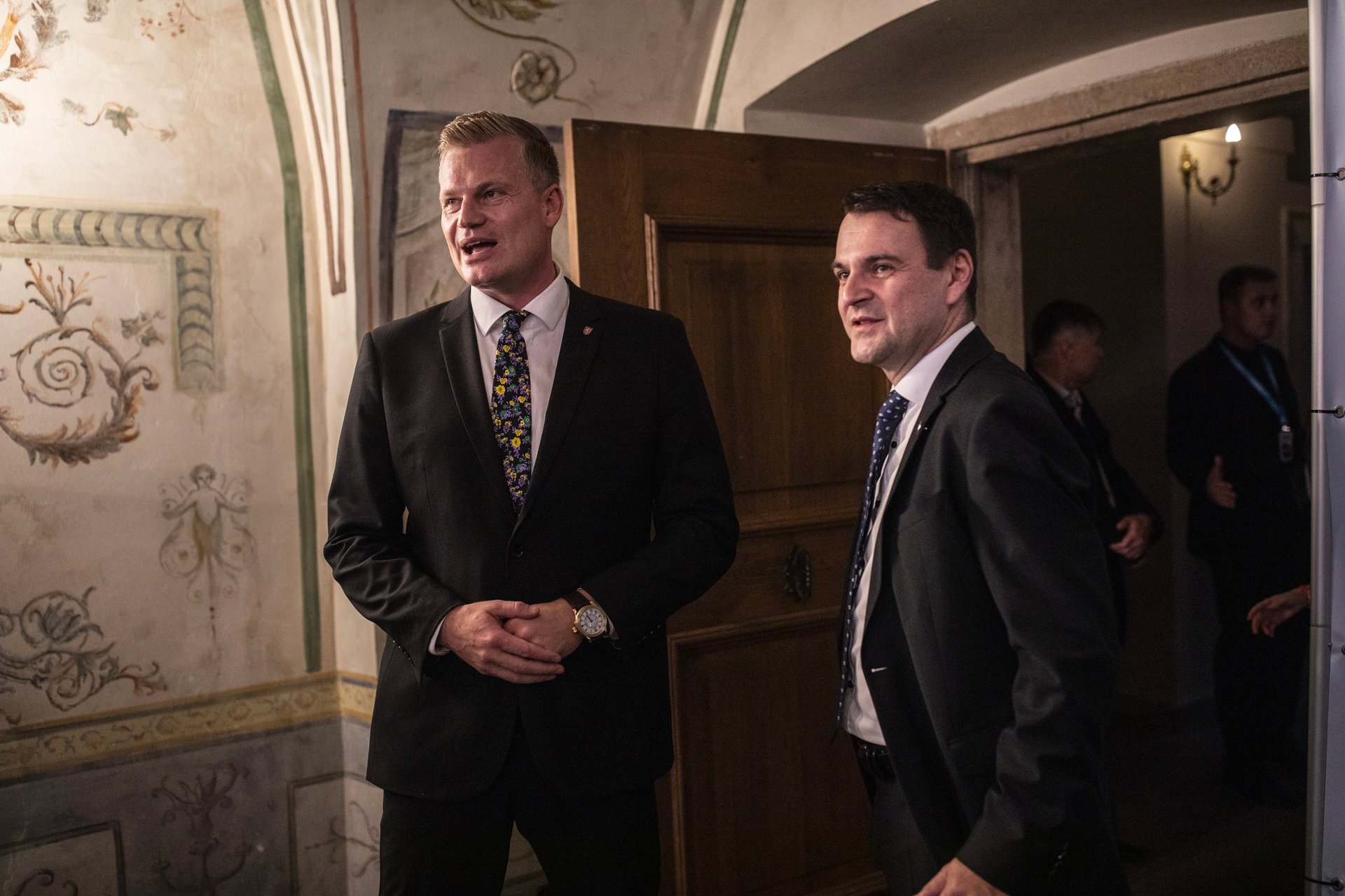 SPD a Motoristé se chtějí podílet na vládnutí. Dostane Turek zahraničí a Okamura předsedu sněmovny?