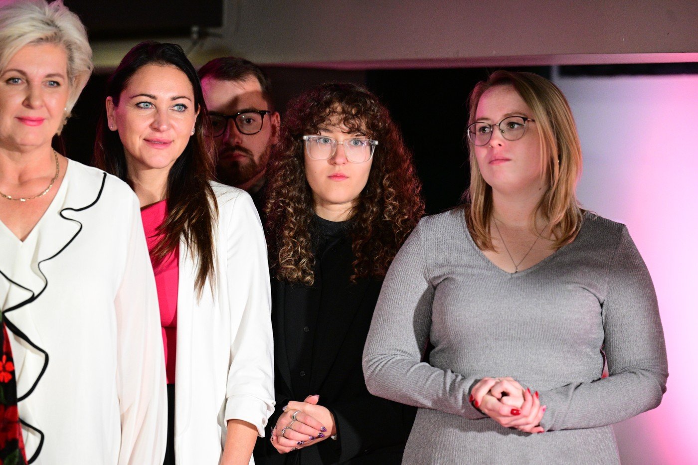 Zástupci a kandidáti hnutí STAN sledují výsledky ve volebním štábu; druhá zprava předsedkyně mládežnické organizace STAN Julie Smejkalová, nově i nejmladší zvolená poslankyně