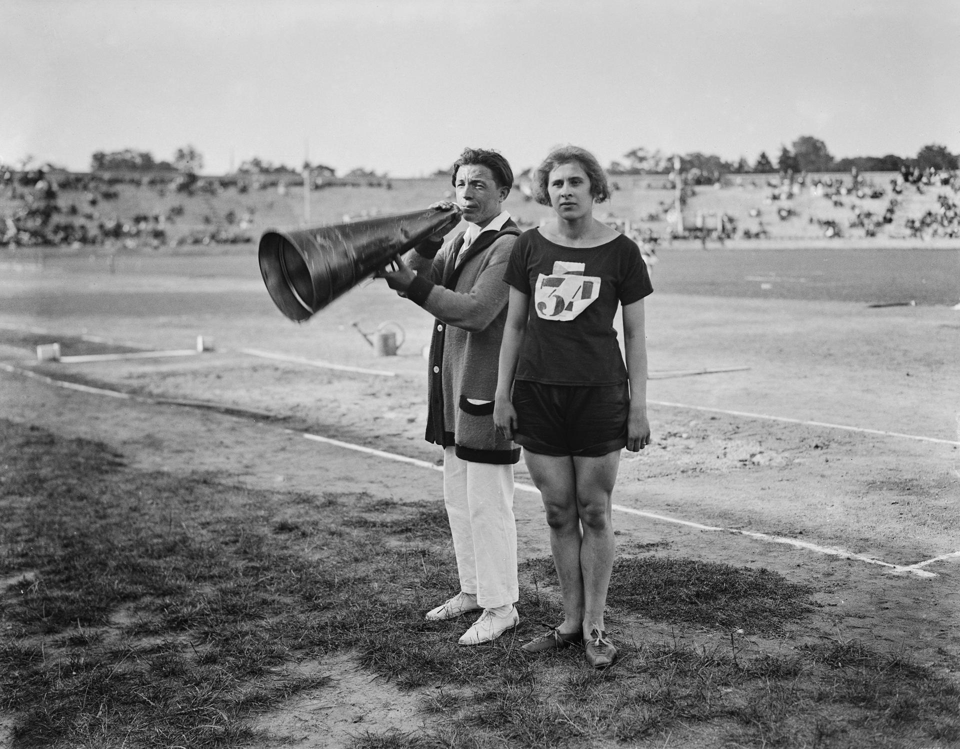 Marie Mejzlíková, mladší z dua sportovkyň a později provdaná Majerová, během ženských atletických závodů v Paříži v srpnu 1922.