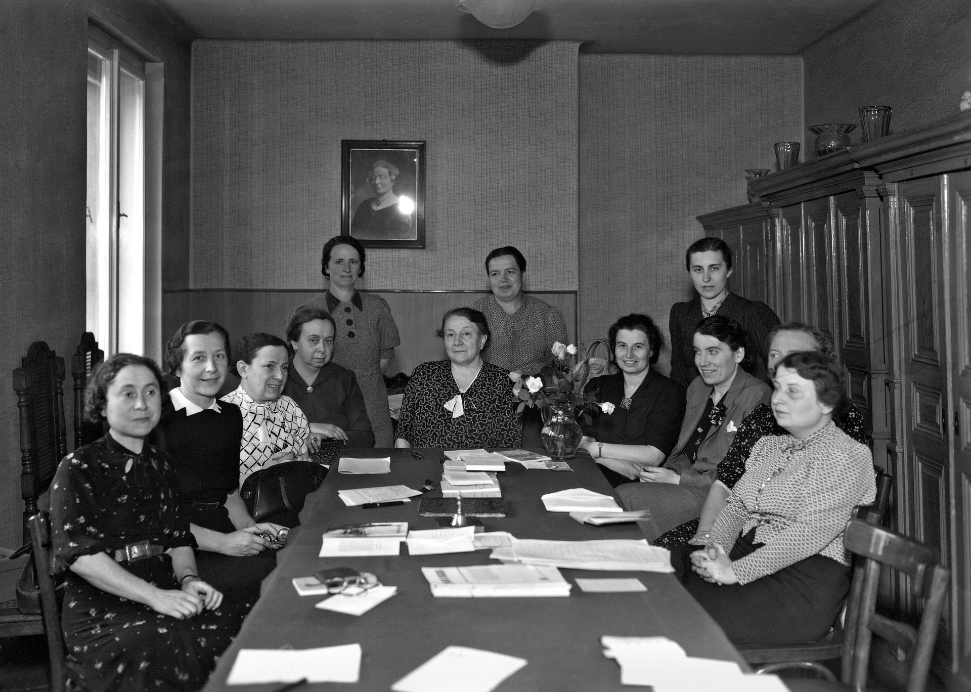 „Ne otcovská, ale rodičovská moc aby zavládla v rodinách.“ (Jedna z pracovních skupin Ženské národní rady v sestavě z roku 1938.   Milada Horáková druhá zleva, Františka Plamínková v čele stolu) 