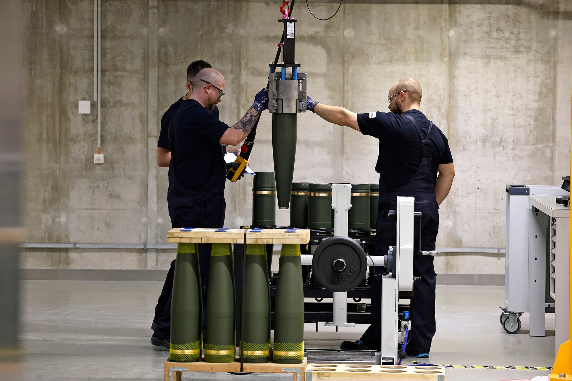 Německo je po USA druhým největším dárcem vojenské pomoci Ukrajině. (Továrna na dělostřeleckou munici Rheinmetall v německém Unterluessu)