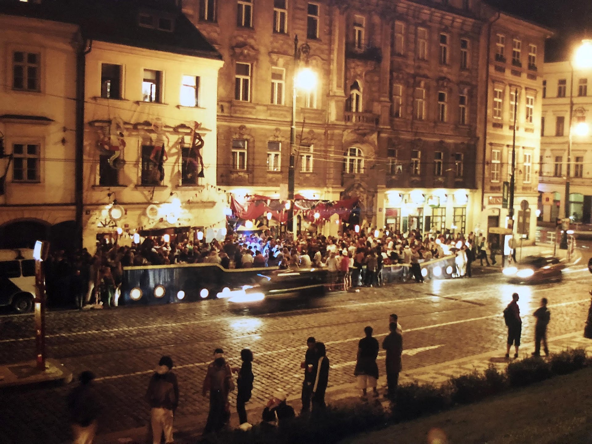 Těsně po revoluci nikdo k ničemu povolení nechtěl. Pak se na povolení dalo dělat na ledacos. No a nakonec už nešlo nic. (Námořnický večírek na Újezdě)
