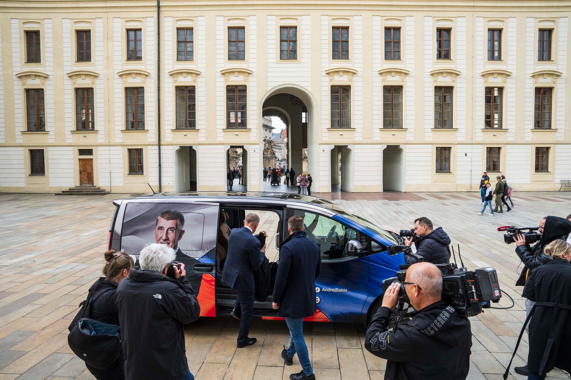 Andrej Babiš přijel na Pražský hrad znovu jednat s prezidentem.