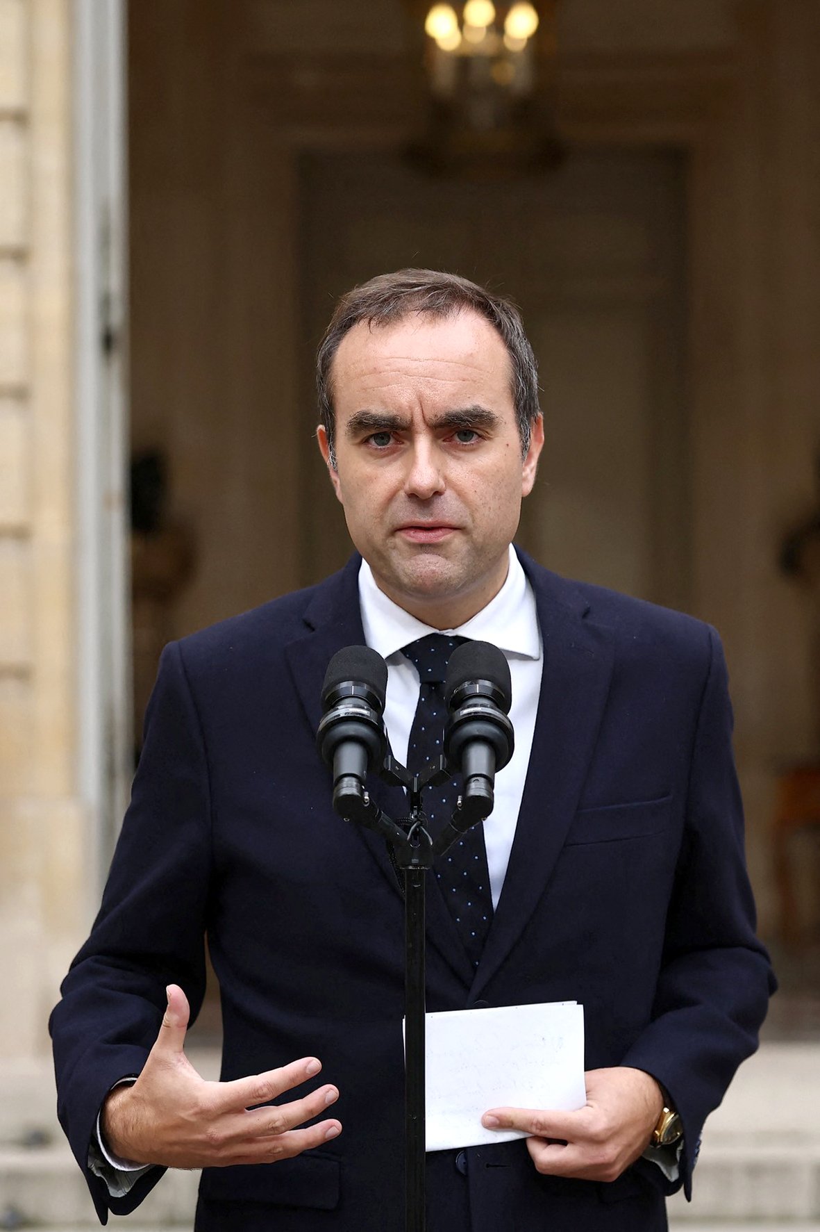 Sébastien Lecornu podal demisi. 