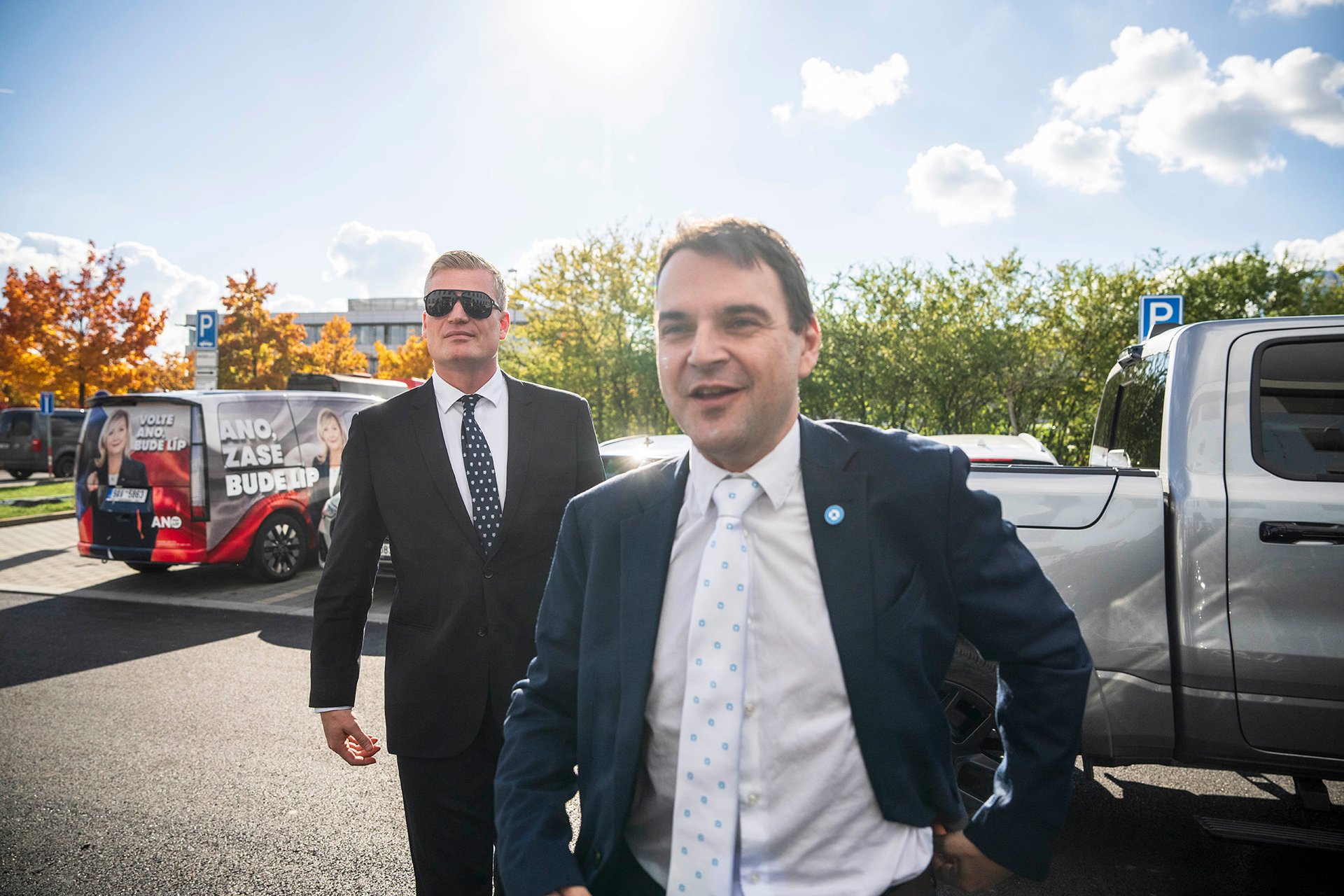 Filip Turek a Petr Macinka míří na jednání s Andrejem Babišem, 13. října
