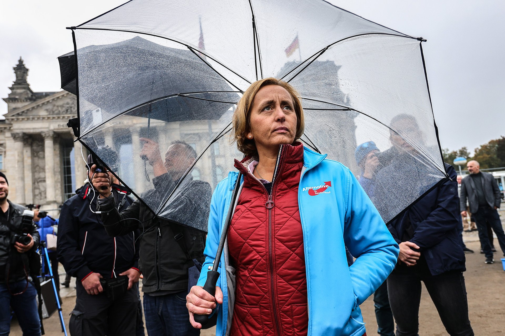 „Když procházím městem, už se na mnoha místech necítím dobře, cítím se cize.“ ( Beatrix von Storch na demonstraci proti rostoucím životním nákladům, Berlín, říjen 2022)