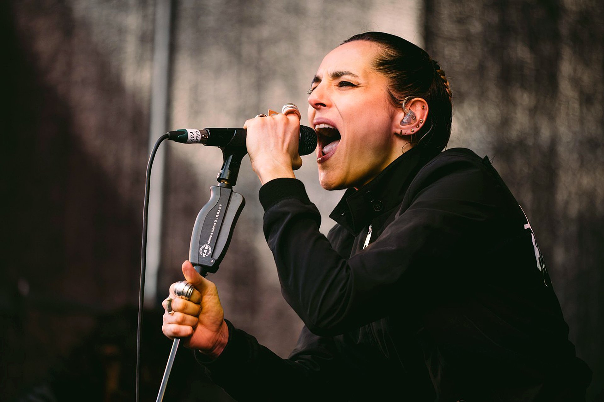 „Z většiny věcí mi puká srdce a chce se mi křičet.“ (Jehnny Beth na festivalu Rock N Roll Circus v Sheffieldu, srpen 2025)