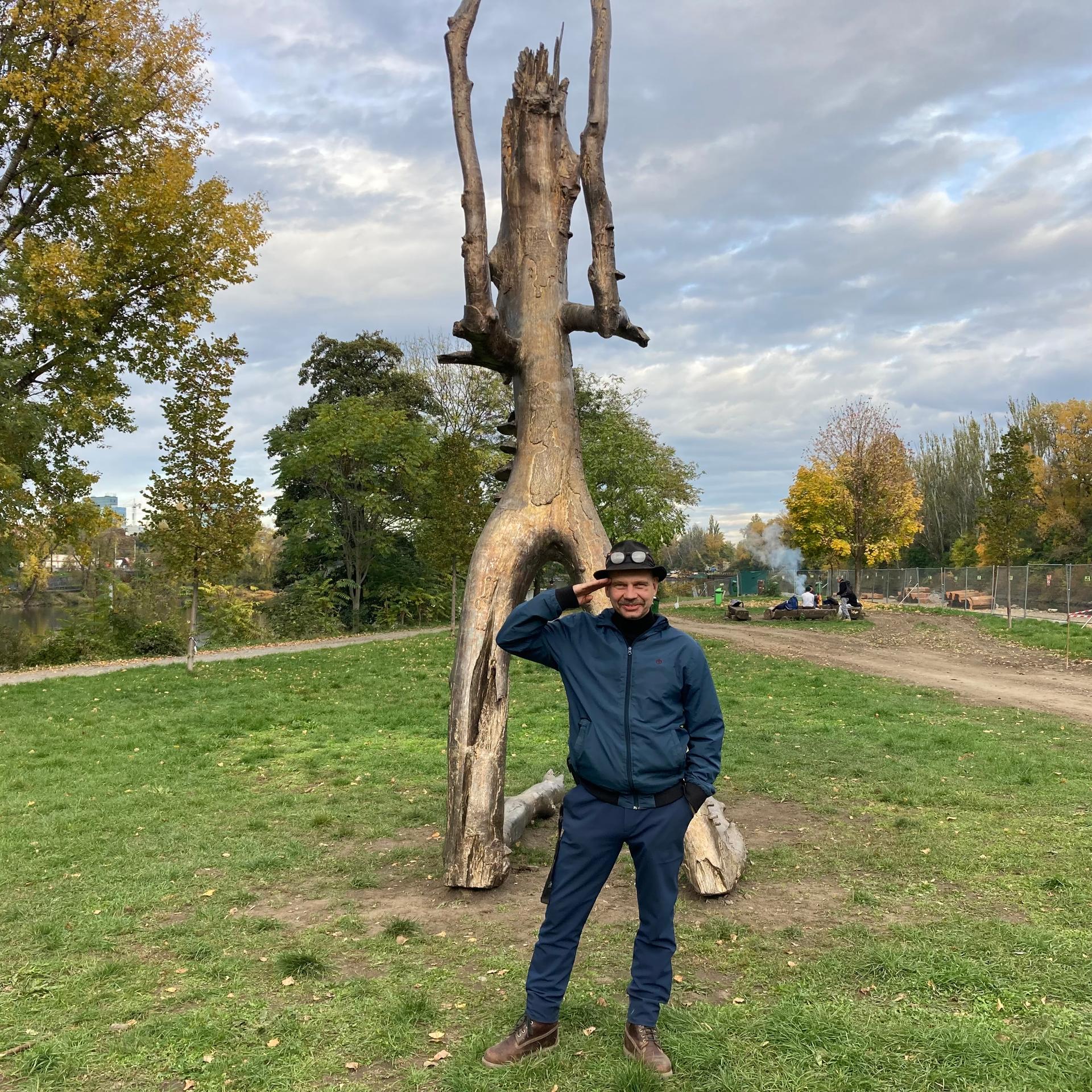 Krištof Kintera se sochou Praying Wood na pražské Štvanici
