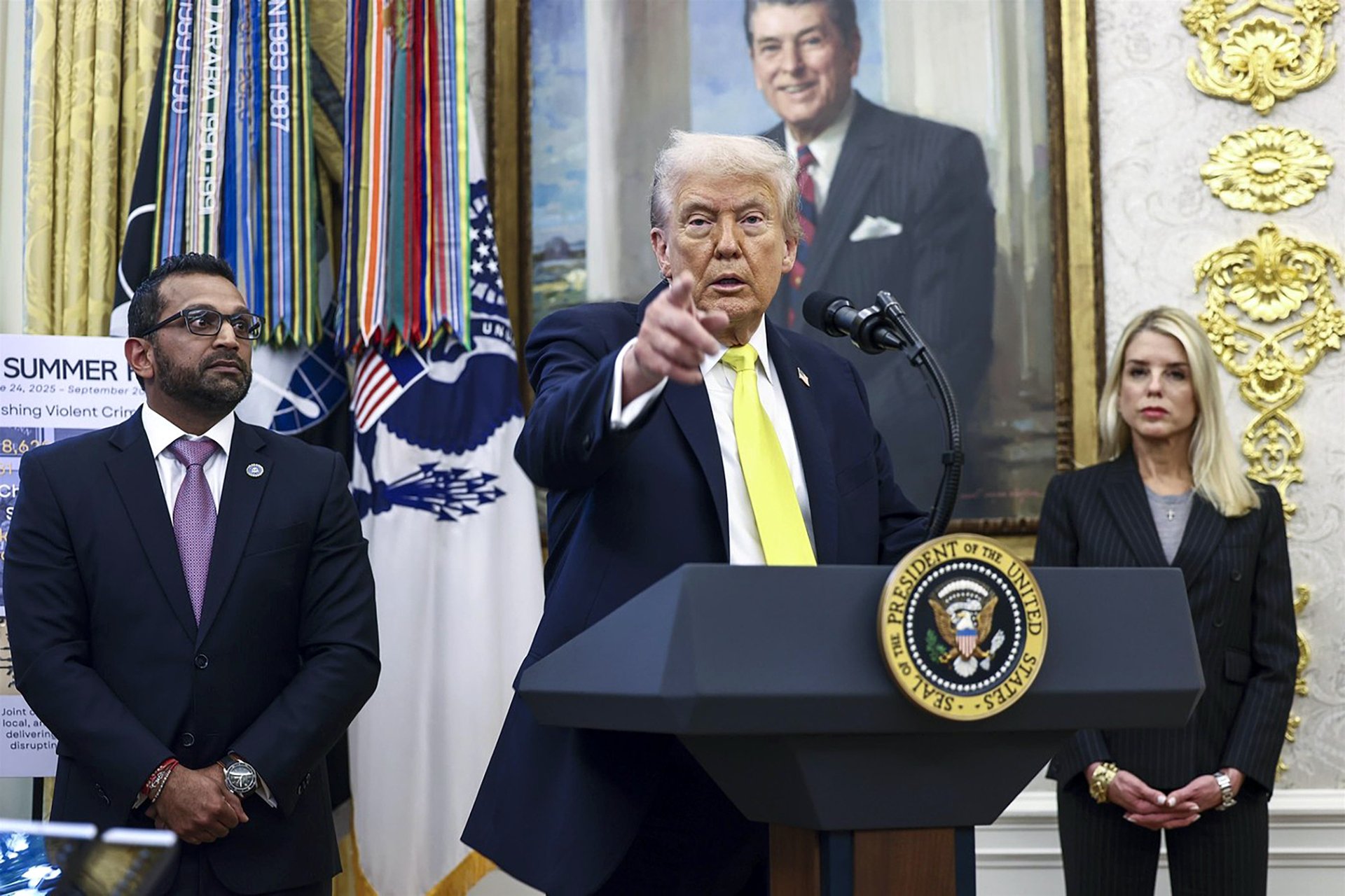 Trump a vykonavatelka jeho pomsty ministryně spavedlnosti Pam Bondy